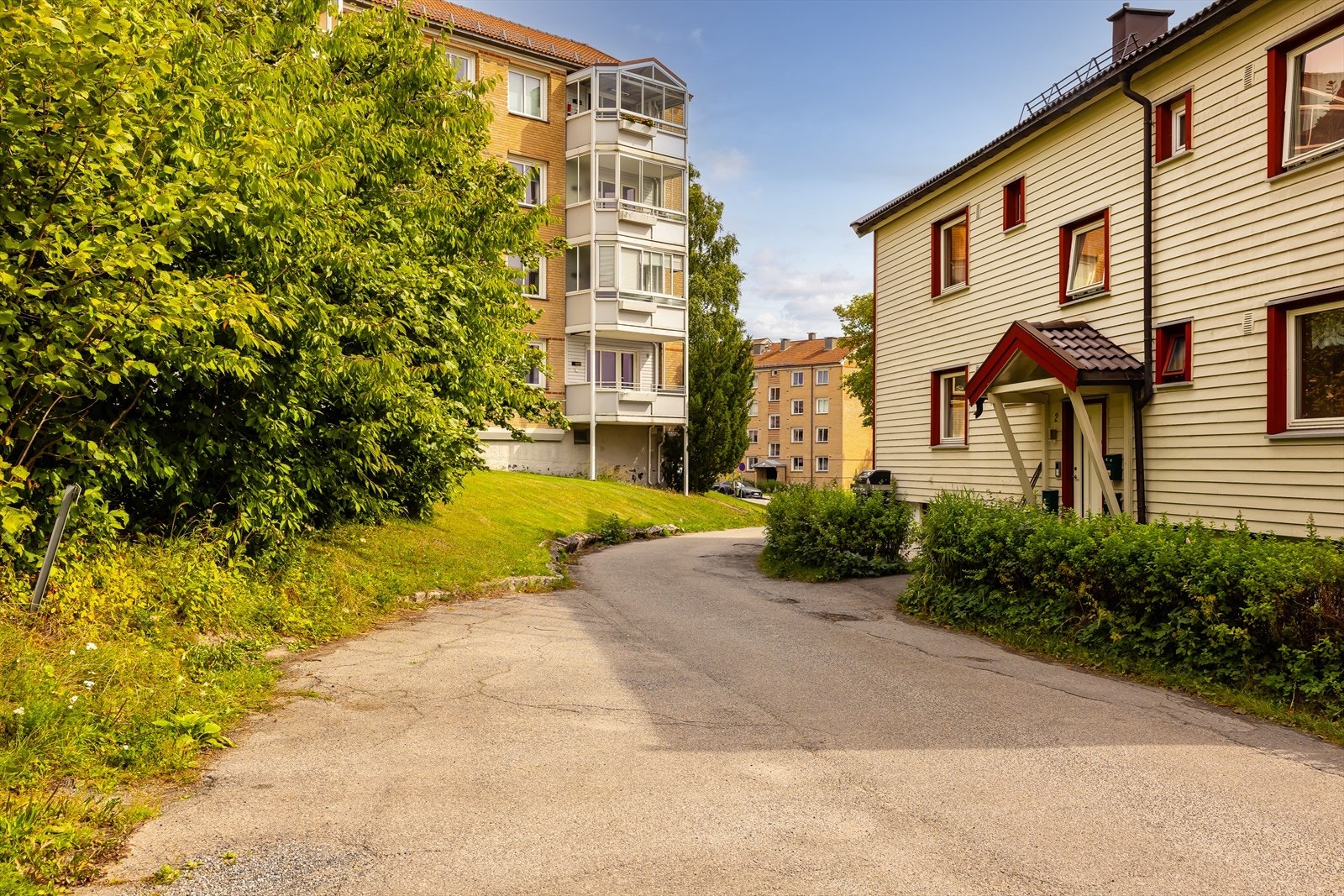 Eiendommen ligger i et familievennlig område med grønne fellesarealer. Galleribilde