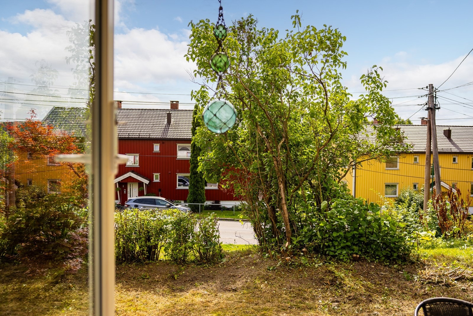 Leiligheten er omgitt av etablerte hager og grøntområder. Galleribilde