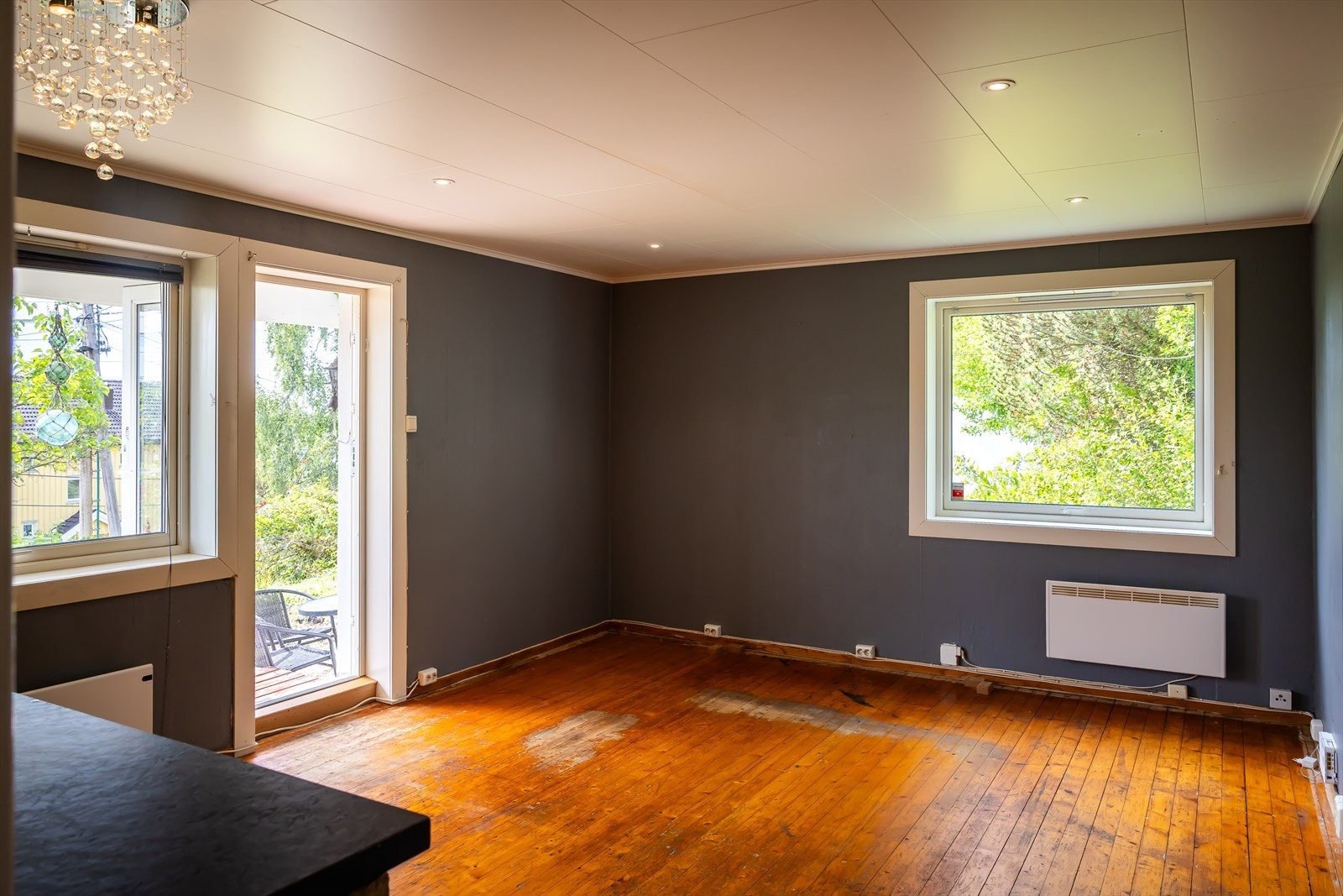 Stuen har god plass til sofagruppe og utgang til hagen. Galleribilde