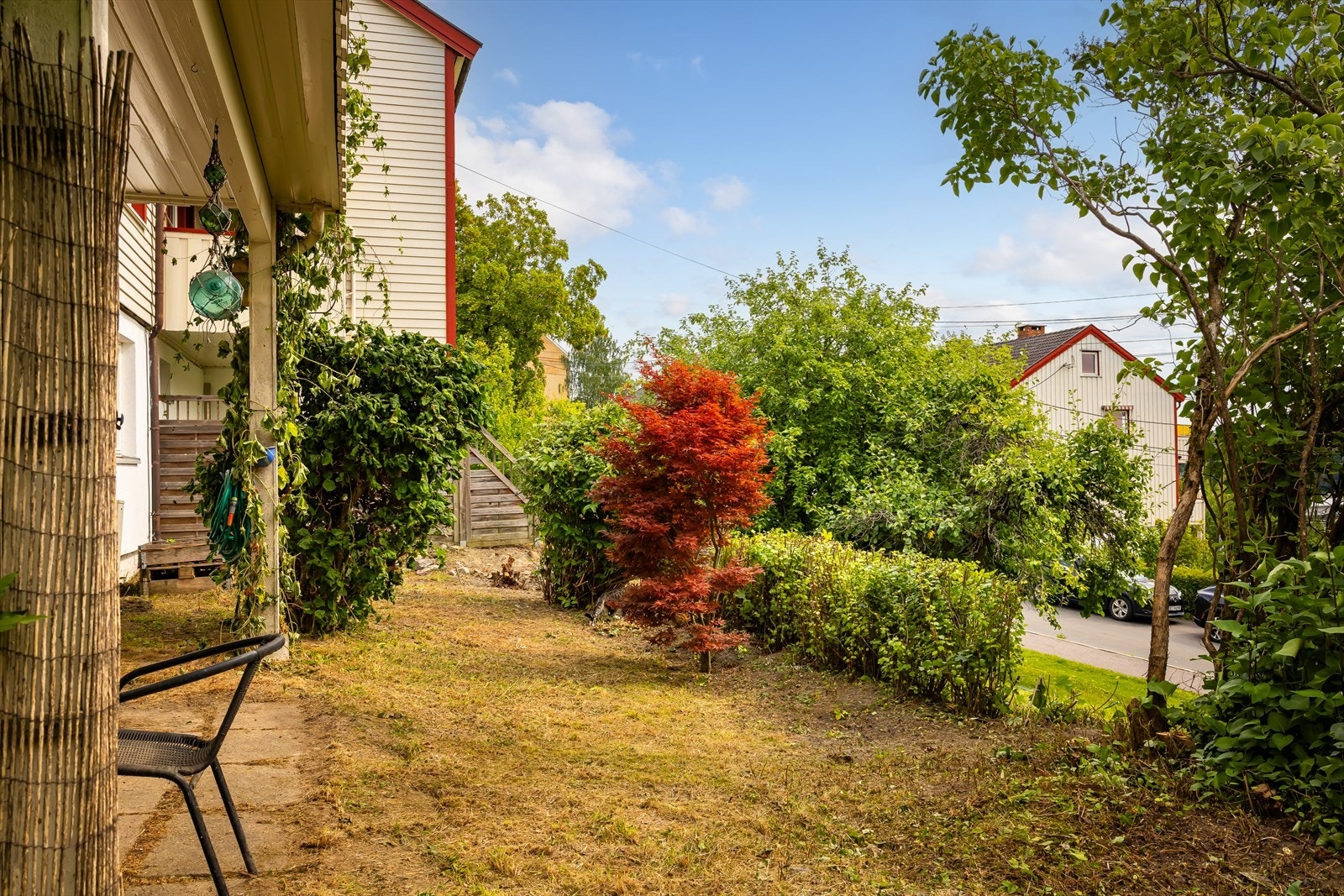 Den private hagen gir rom for utemøbler og beplantning. Galleribilde