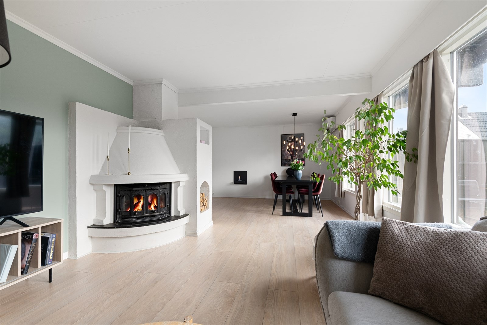 Spisestuen ligger i åpen løsning med stuen. Store vinduer som gir godt med naturlig lys. Galleribilde
