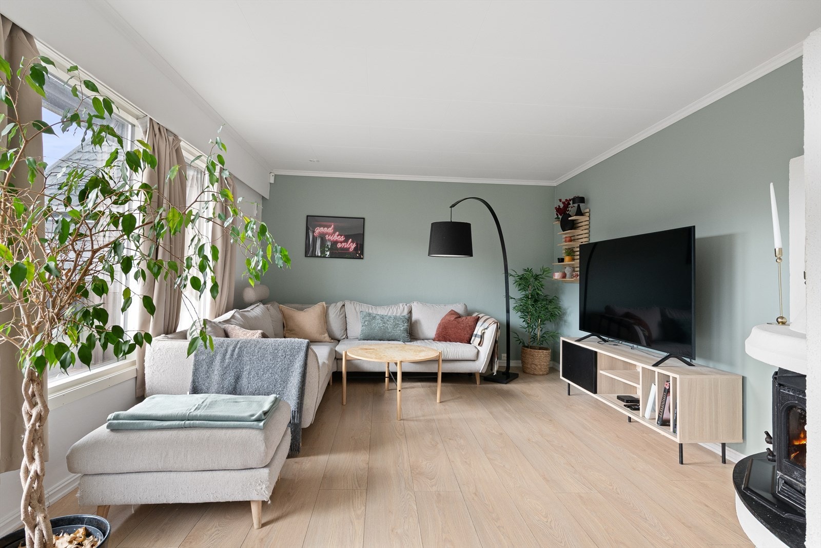 Hyggelig stue med fin standard og koselig peis. Galleribilde
