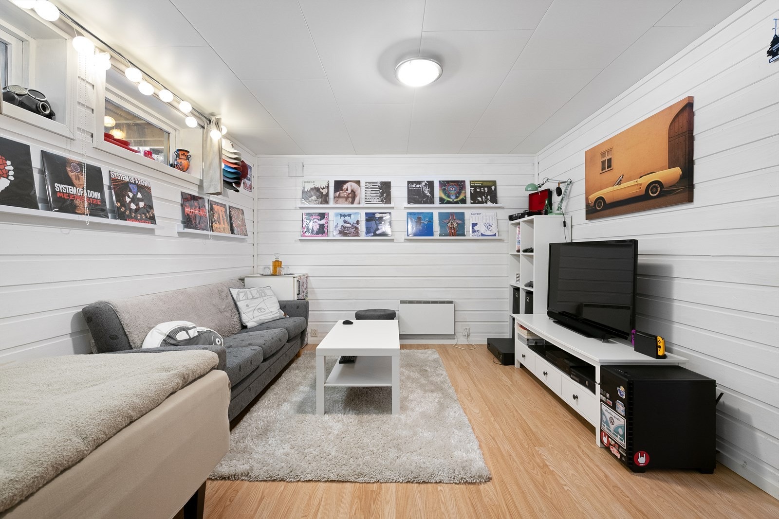 Rommet har praktisk oppsett med plass til både sofa og tv. Galleribilde