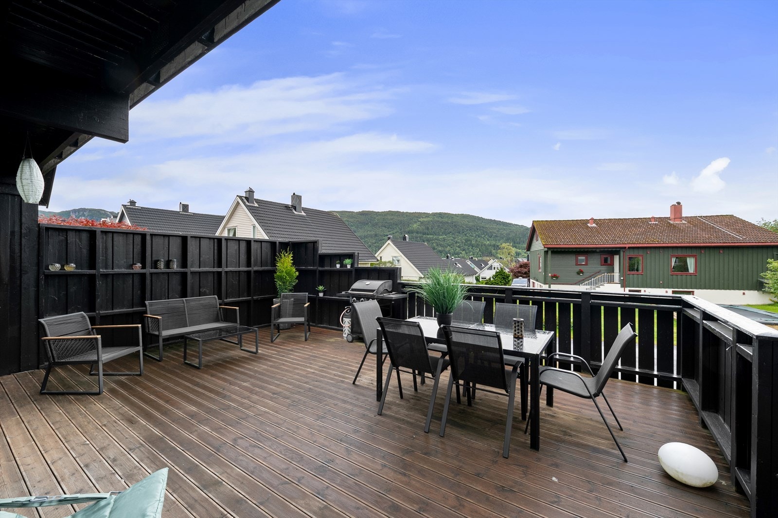 Utgang fra stuen i hovedetasjen leder til en romslig terrasse med god plass til ønsket møblering. Galleribilde