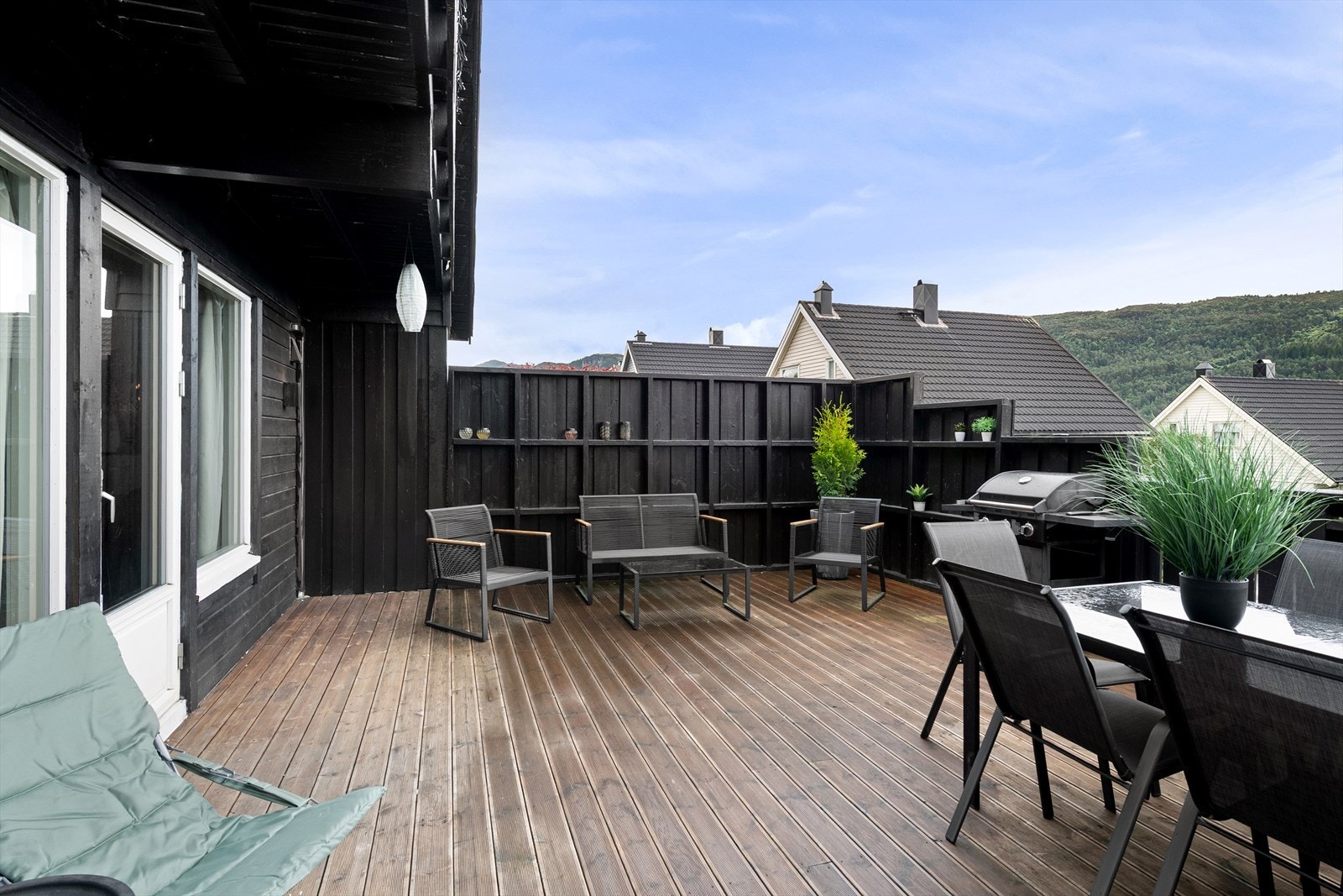 Terrassen på hele 39 kvm, har naturligvis god plass til ønsket møblering. Galleribilde