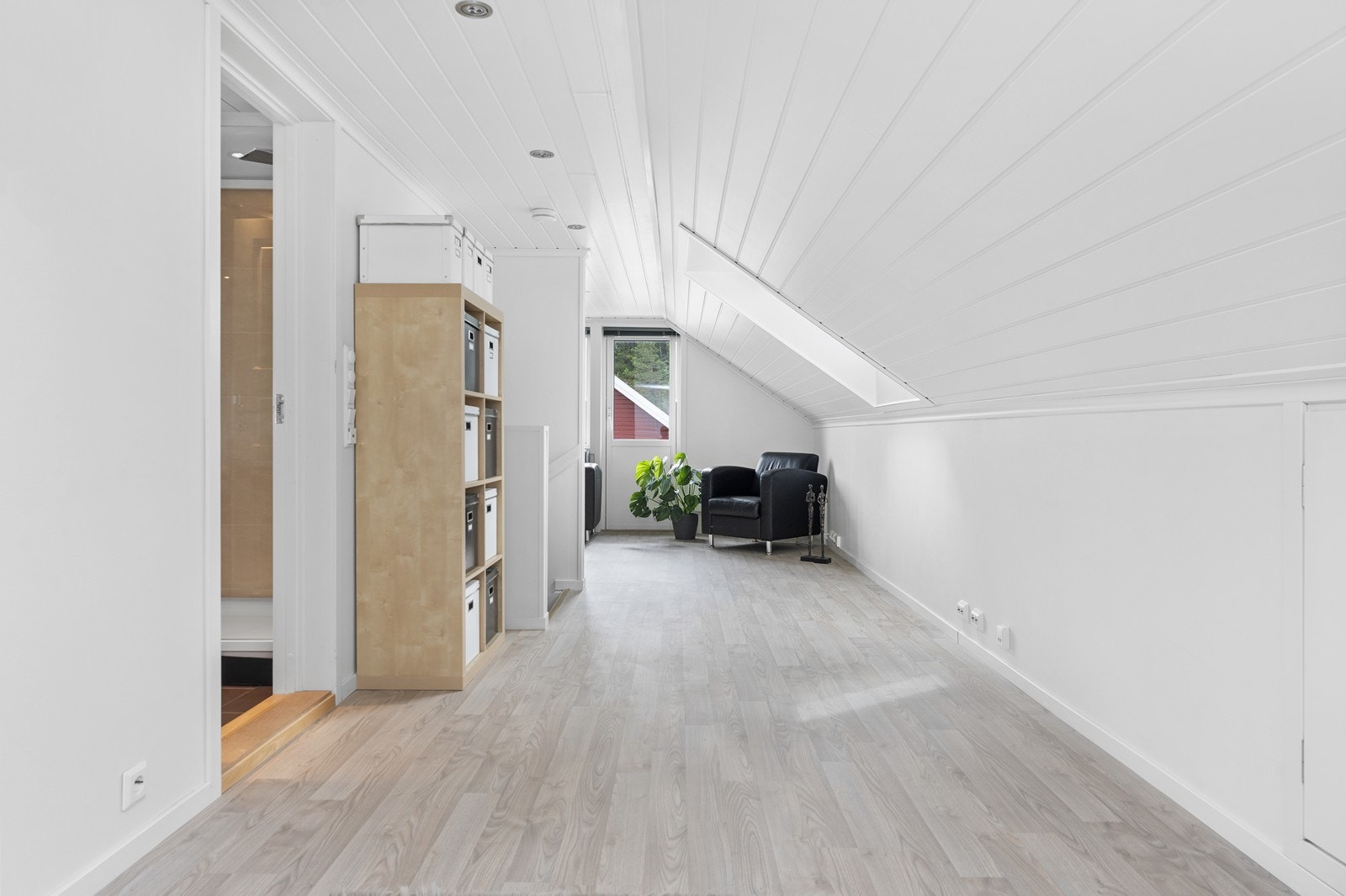 En lys og hyggelig etasje. Her er også masse god lagringsplass i kneveggene og stor bod/innebygget loft over stue. Galleribilde