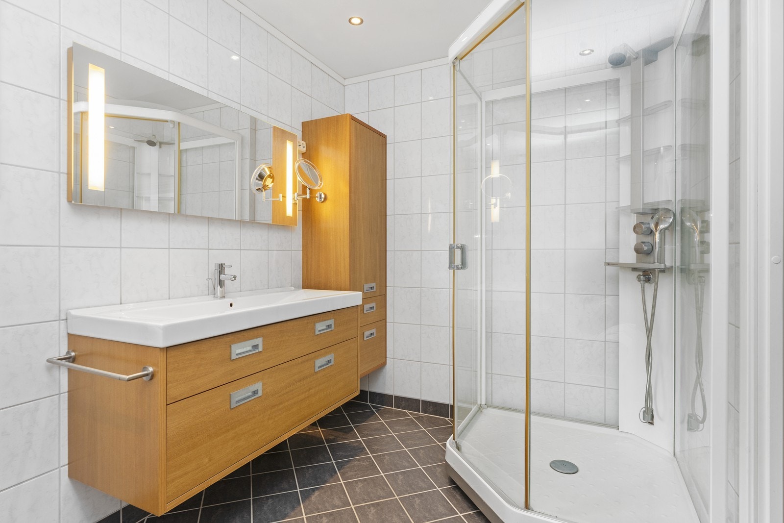 Stor servantinnredning og skap. Galleribilde