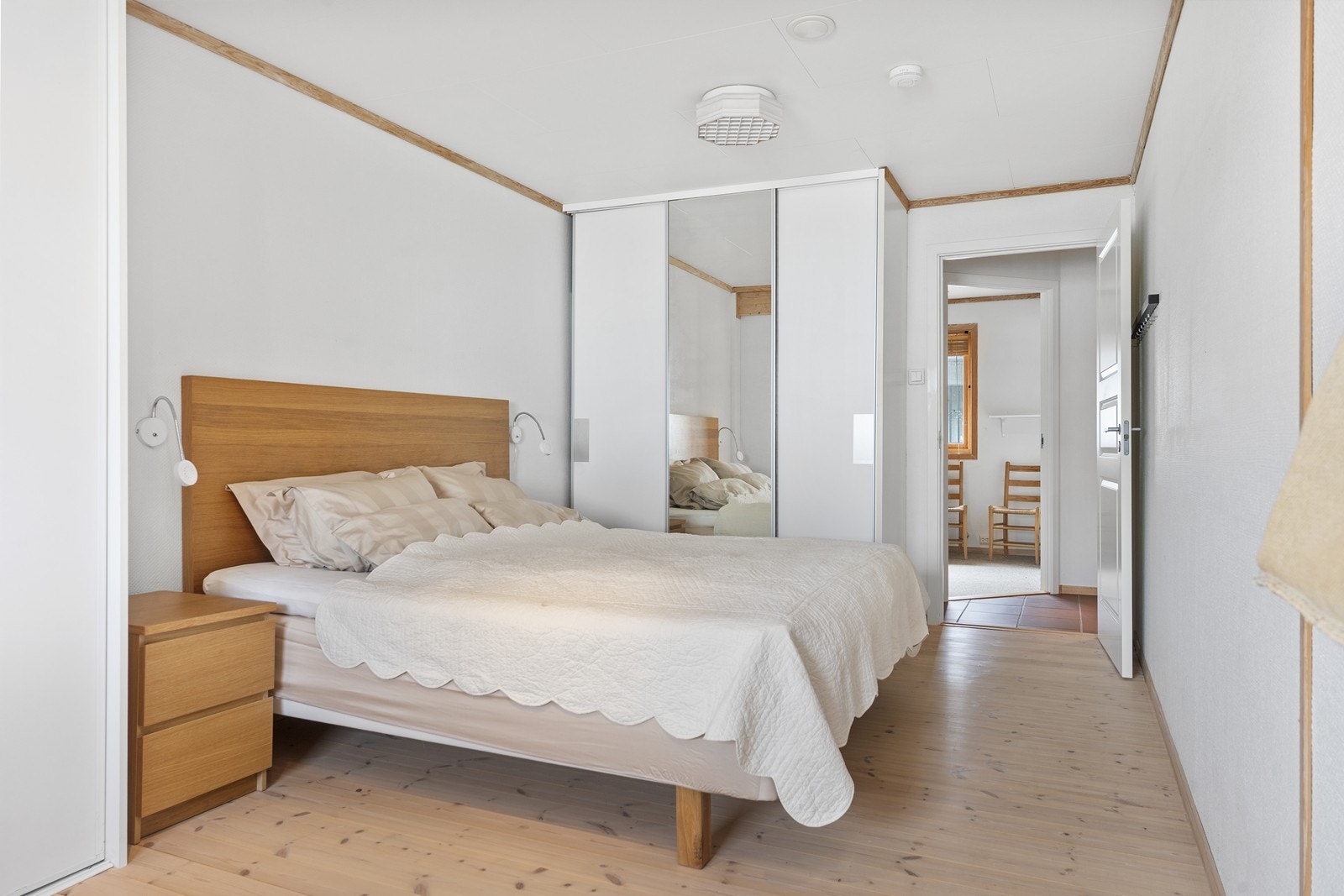 God størrelse på rommet. To store garderober som følger. Galleribilde