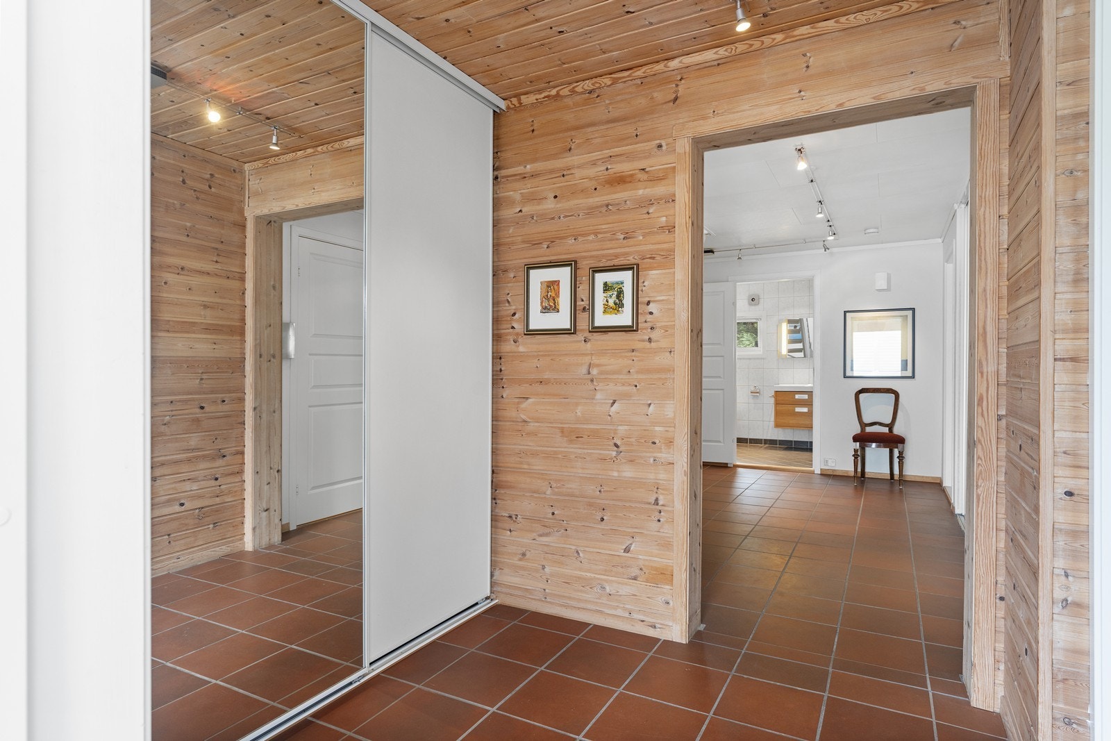 Gang med garderobe. Galleribilde