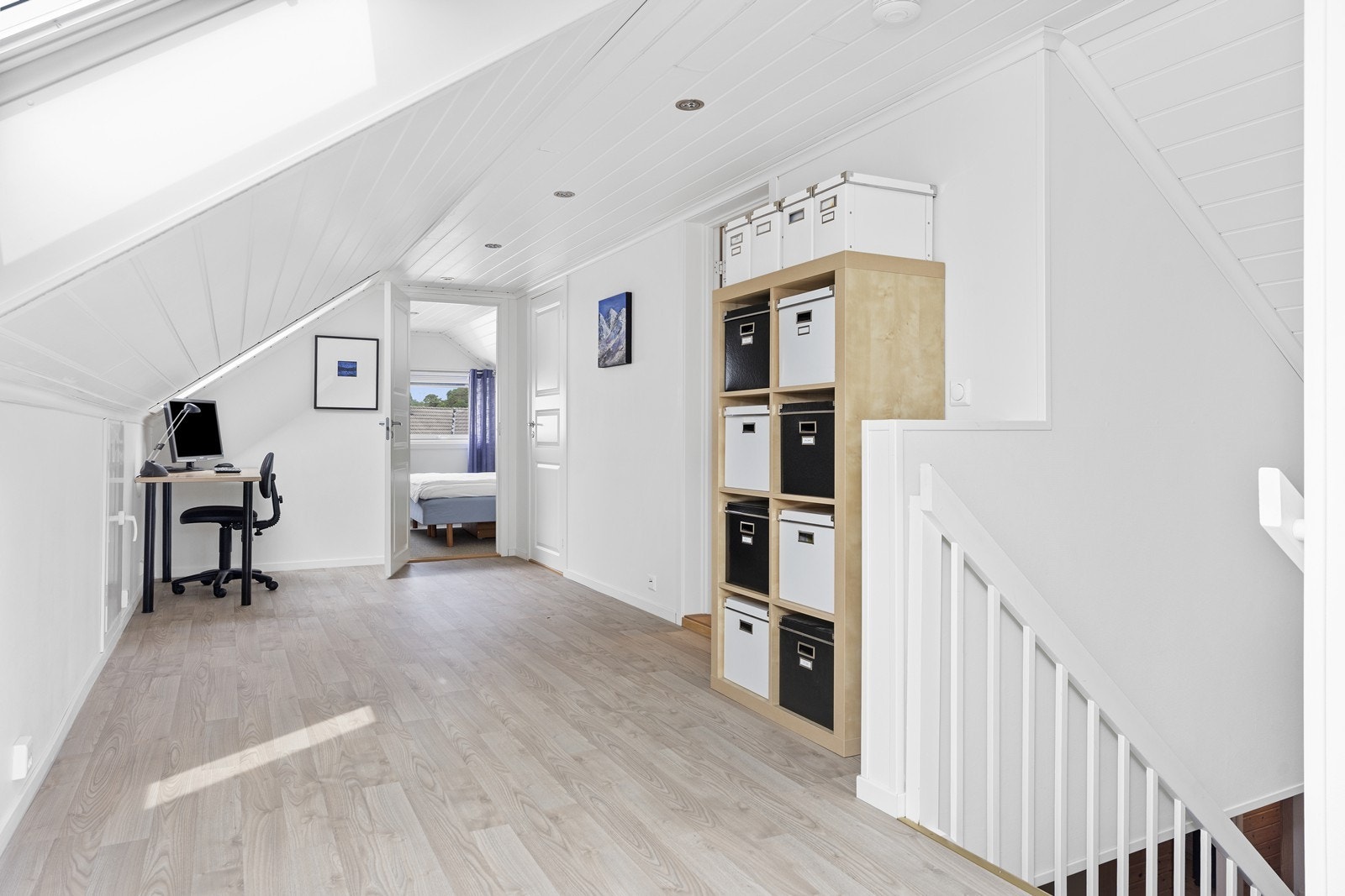 Loftsetasjen er innredet med stue, bad, bod og soverom. Galleribilde