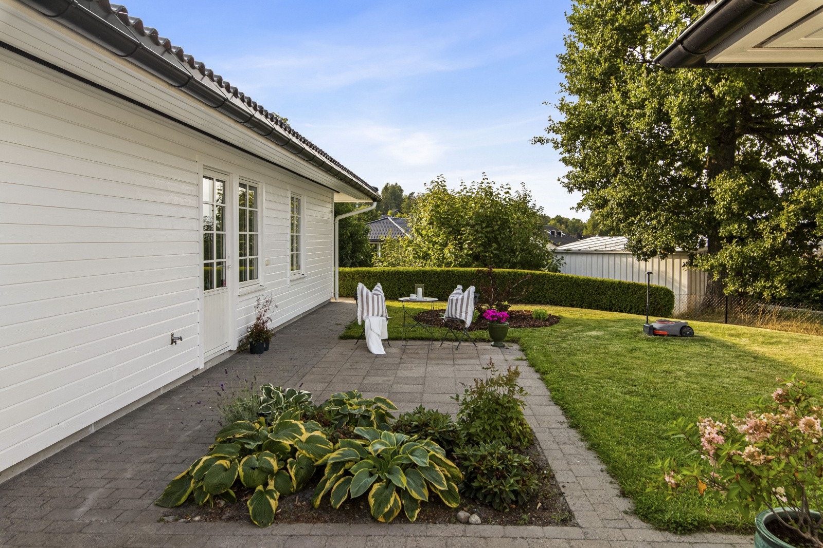 Det romslige og lettstelte plenarealet gir gode muligheter for lek og aktiviteter for både store og små. Robotgressklipper medfølger. Galleribilde