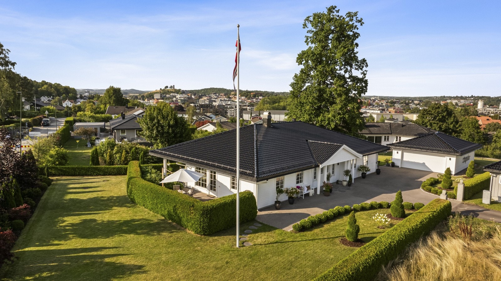 Nordvik ved Jørgen Nyhus har gleden av å presentere Kvernhusveien 12 og denne herskapelige villaen på Teie m/ parkmessig opparbeidet hage. Foto: Fotograf Magik Galleribilde