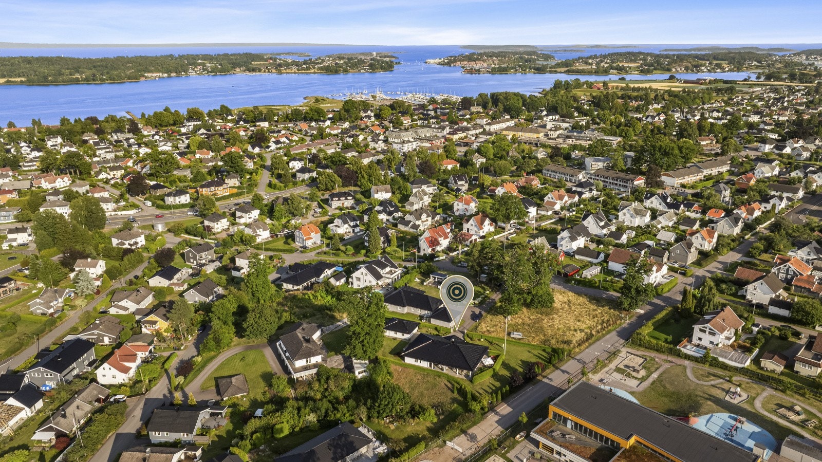 For daglige innkjøp er det kort vei til blant annet Meny og Rema 1000 på Teie. På Teie Torg finner du et variert utvalg av butikker og servicetilbud, med blant annet klesforretninger, apotek, bakeri, blomsterbutikk og Vinmonopol. Galleribilde
