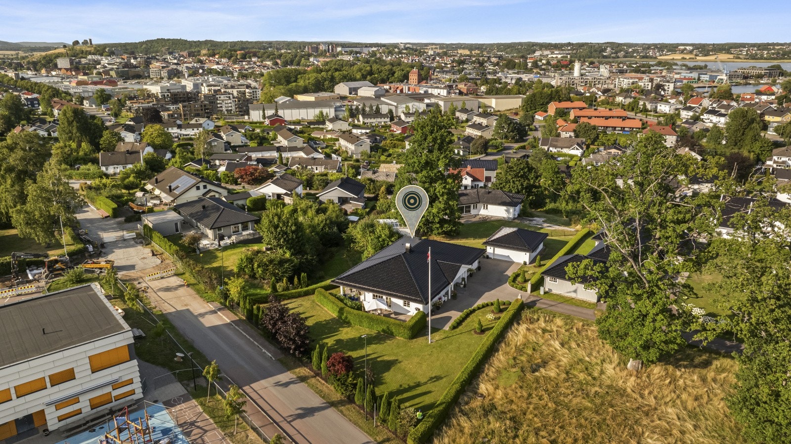 Teiehøyden barnehage ligger nærmest i umiddelbar nærhet, og det finnes flere barnehager og skoler på alle trinn innen kort avstand. Både Teie barneskole og Teigar ungdomsskole ligger i gangavstand fra boligen. Galleribilde