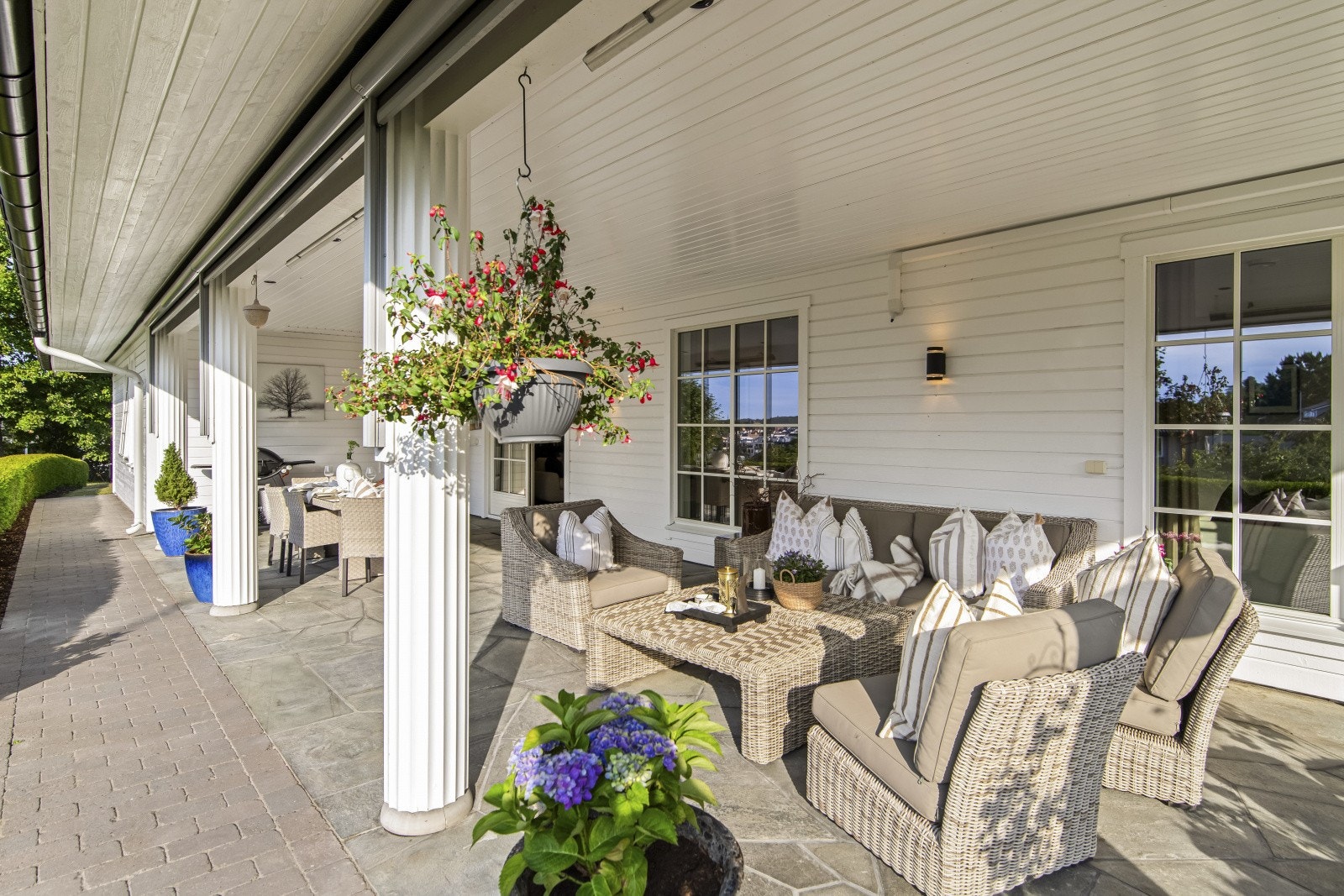 Den store terrassen byr på en nydelig utsikt mot Slottsfjellet og har gode solforhold med kveldssol helt til ca. kl. 21.30 på sommerstid. Galleribilde