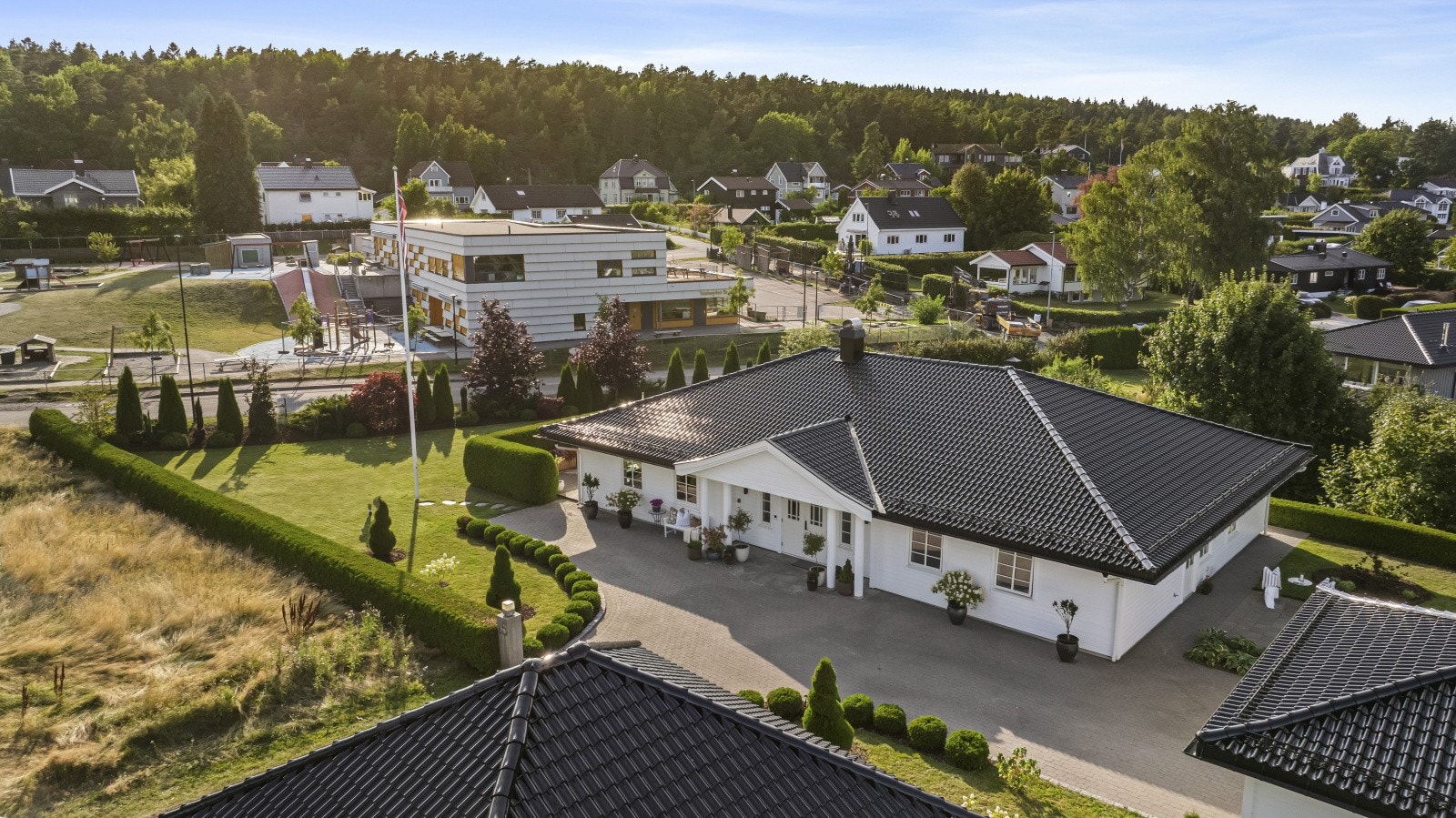 For den aktive byr nærområdet på gode muligheter for tur og rekreasjon. Teieskogen ligger like i nærheten og har fine turstier samt tilknytning til idrettsparken. Her finnes også en lysløype på rundt 2,5 km gjennom Teieskogen. Galleribilde