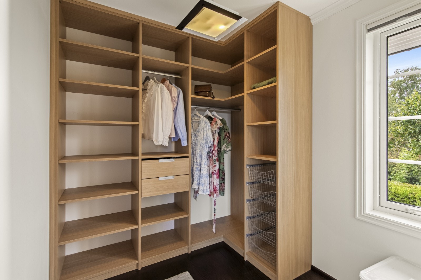 Walk-in-closet tilknyttet hovedsoverom Galleribilde