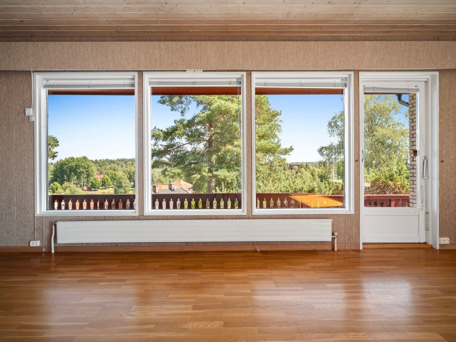 Fra stuen er det utgang til veranda. Galleribilde