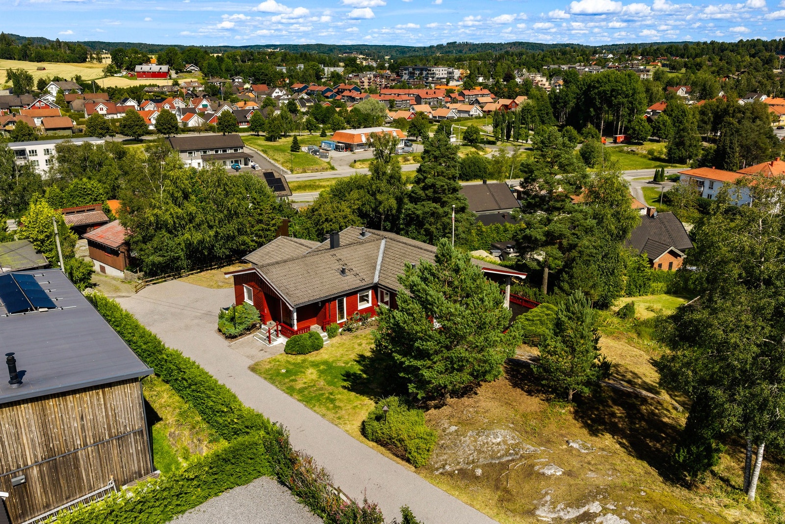 Boligen ligger på et høydedrag som gir fantastisk utsikt samt en sentrumsnær beliggenhet. Galleribilde