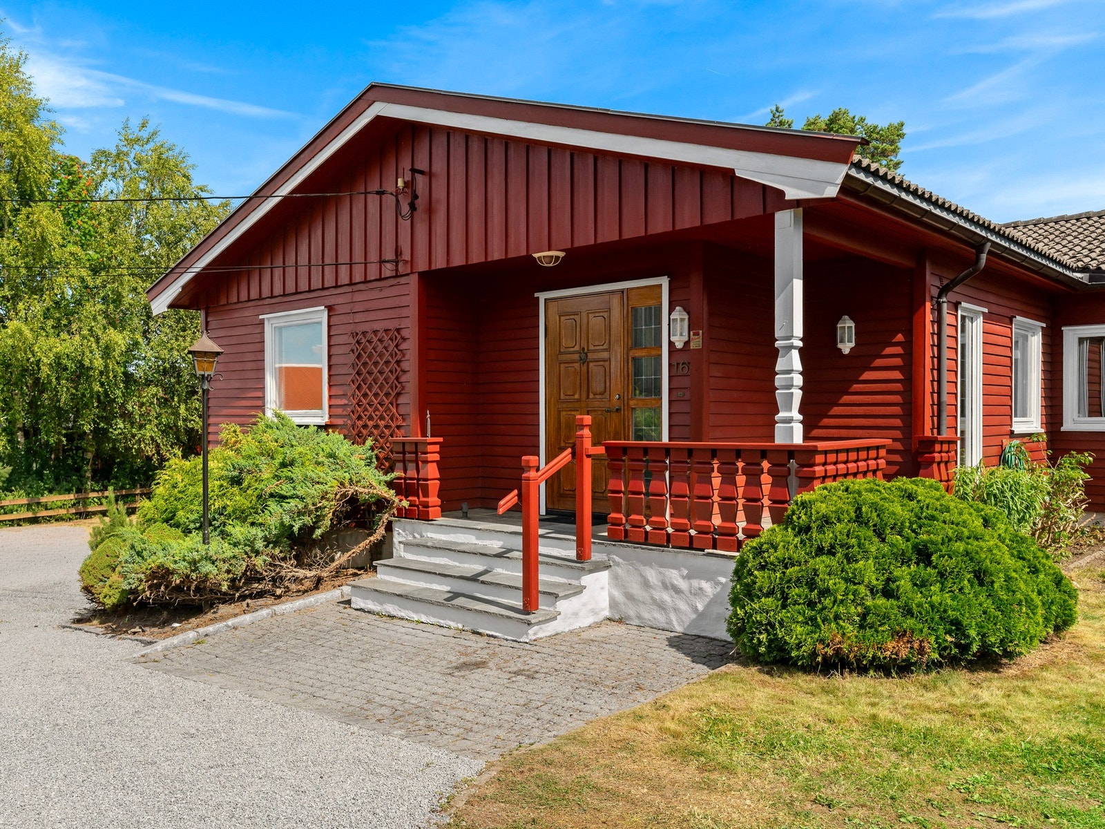 Pent opparbeidet med gressplen og beplantning. Galleribilde