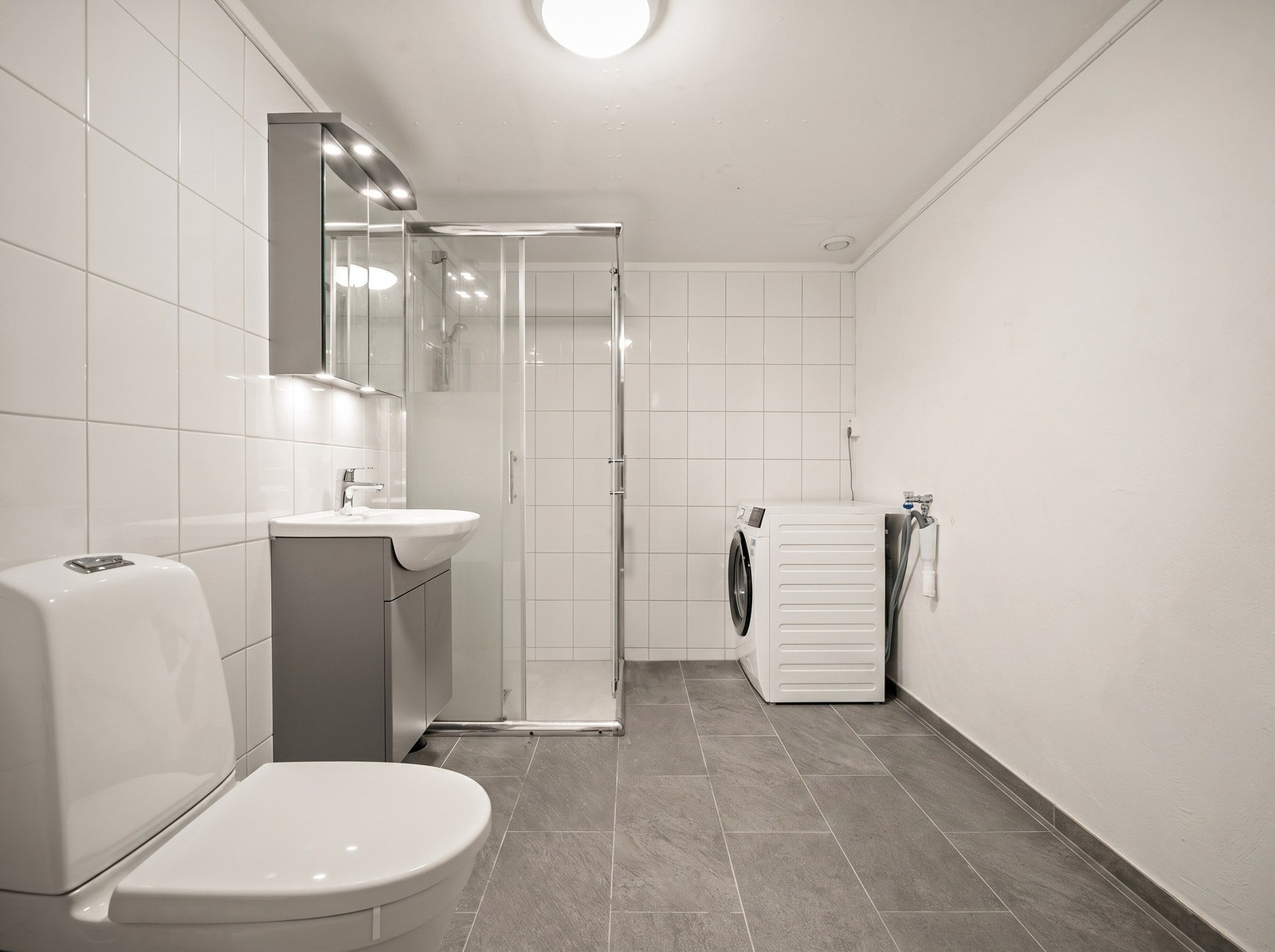 Pent bad fra 2022 i moderne fargetoner. Galleribilde