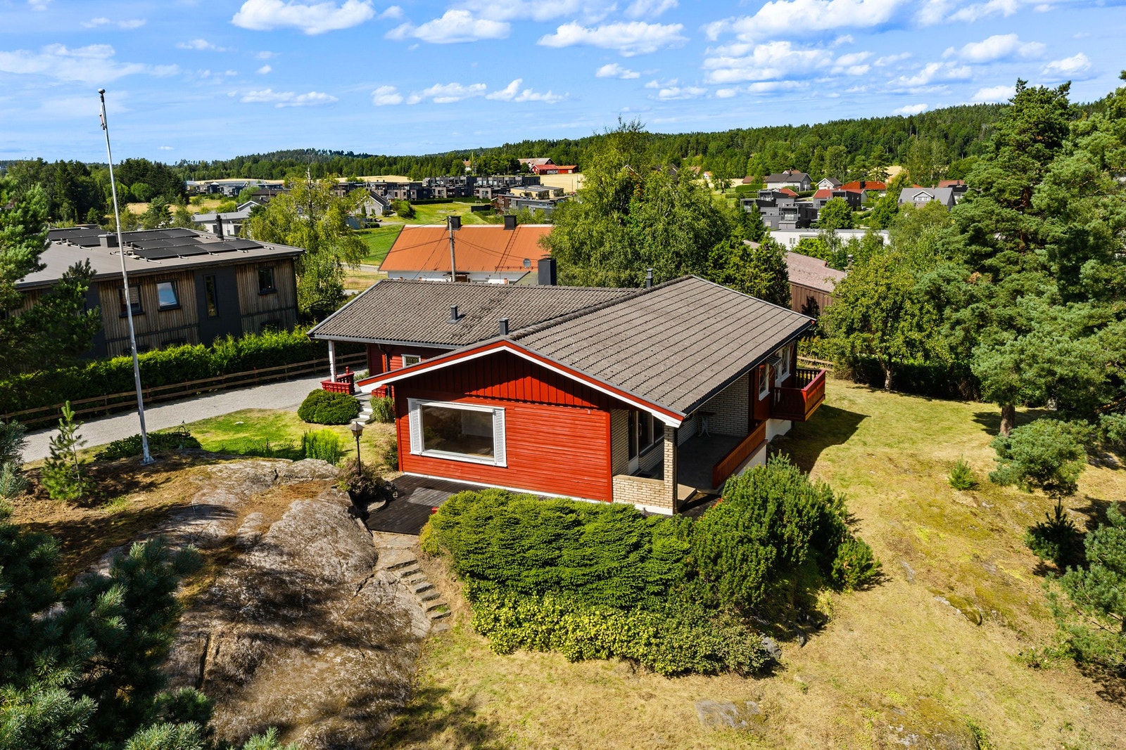 Flott tomt på 1.263 kvm som er pent opparbeidet med hekker, beplantninger, noe naturtomt og plenareal. Galleribilde