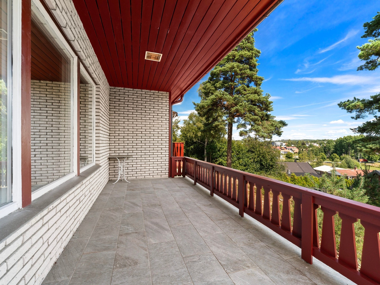 Veranda med frodig, usjenert utsyn. Galleribilde
