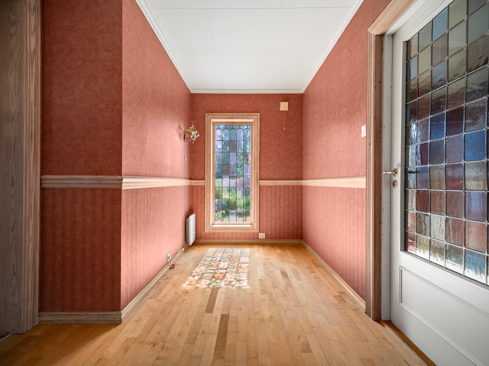 Mellomgang med adkomst til kjøkken og stue. Galleribilde
