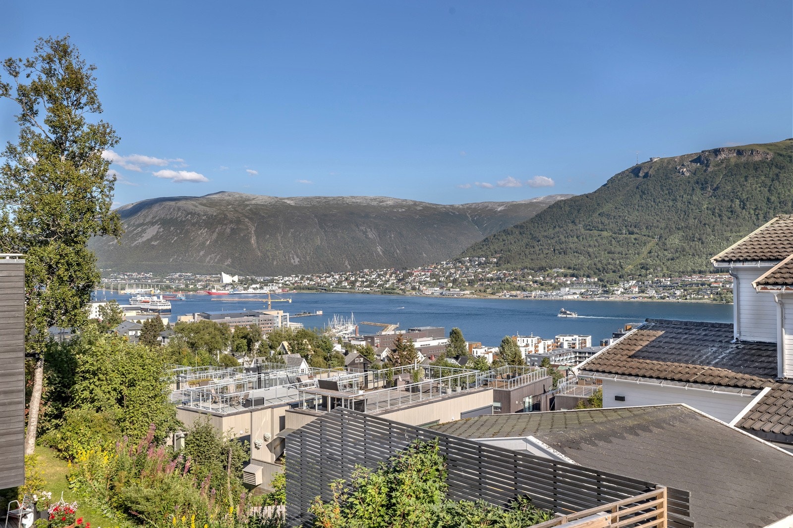 Flott utsikt mot sundet, sentrum, Ishavskatedralen og Fjellheisen Galleribilde