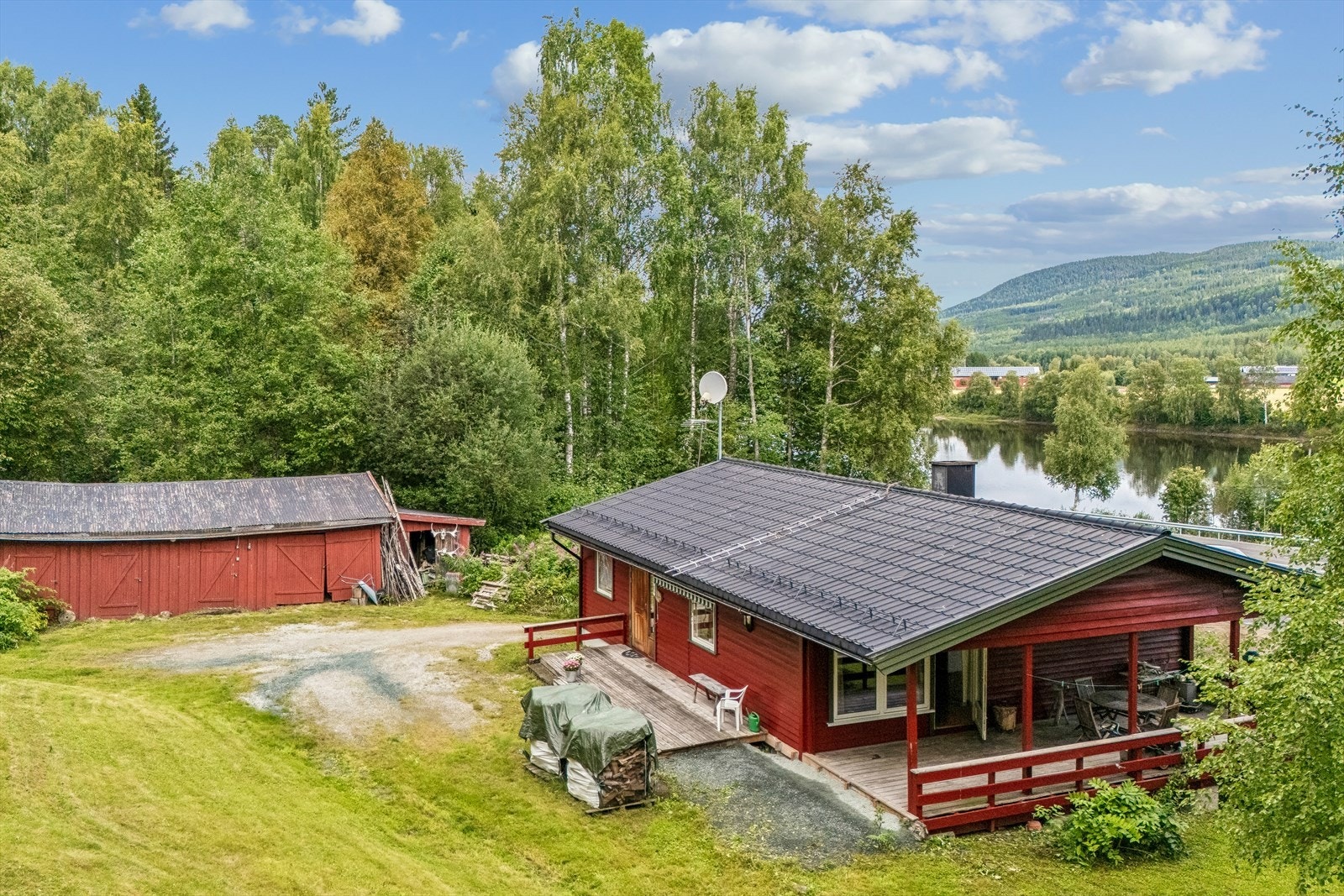 Boligen fra 1966 har stor eiertomt, uthus og en rolig beliggenhet i naturskjønne omgivelser. Galleribilde