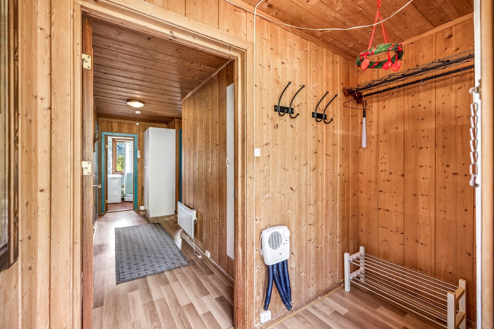 Vindfang med laminatgulv fra 2015 og plass til å henge fra seg yttertøy. Galleribilde