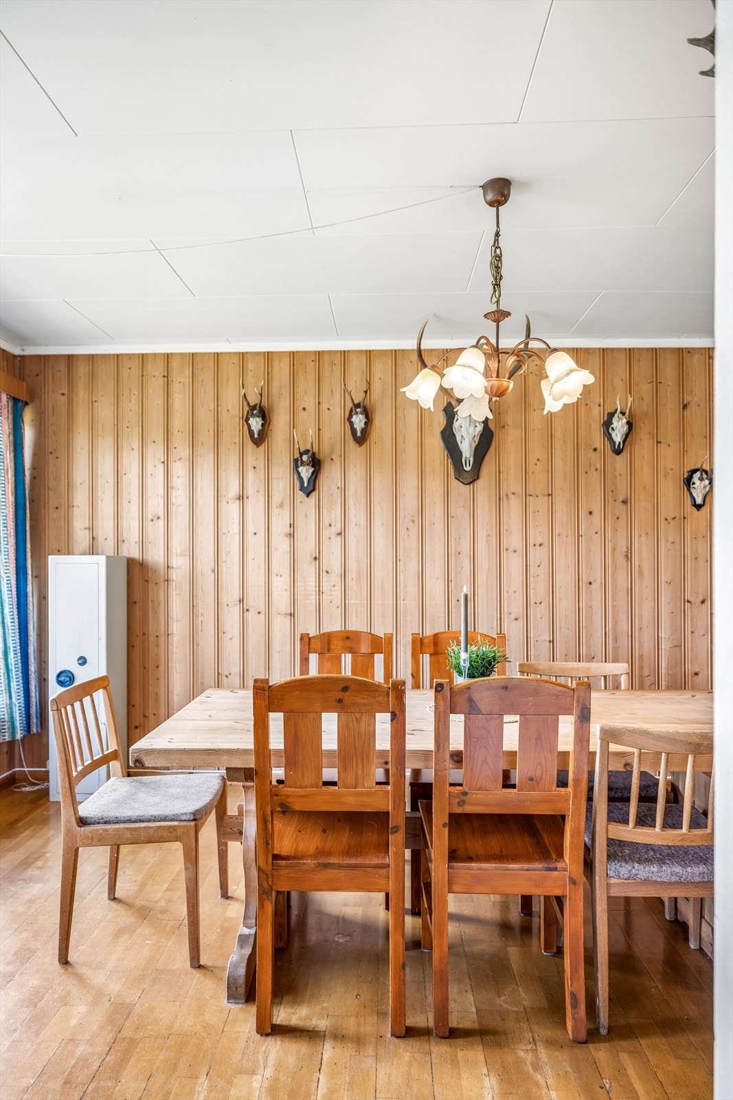 Spisestuen har god plass til langbord og ligger i åpen løsning mot kjøkkenet. Galleribilde