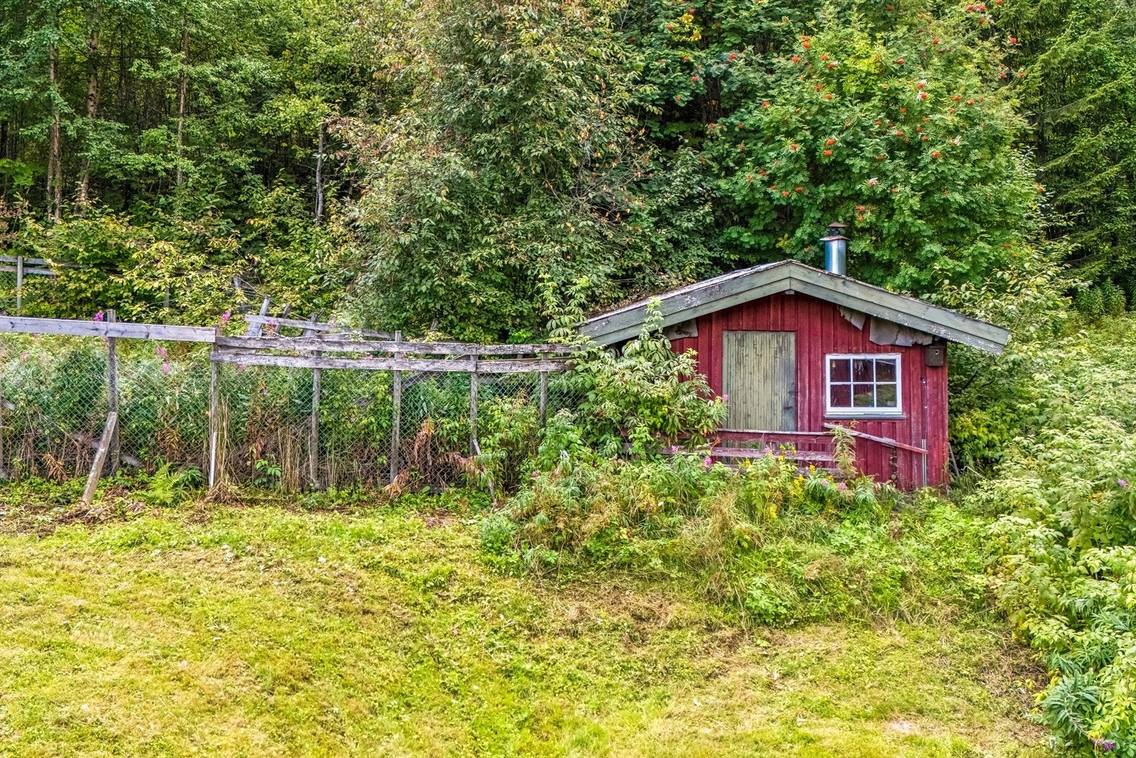 Et uthus/hundehus er oppført på eiendommen. Galleribilde