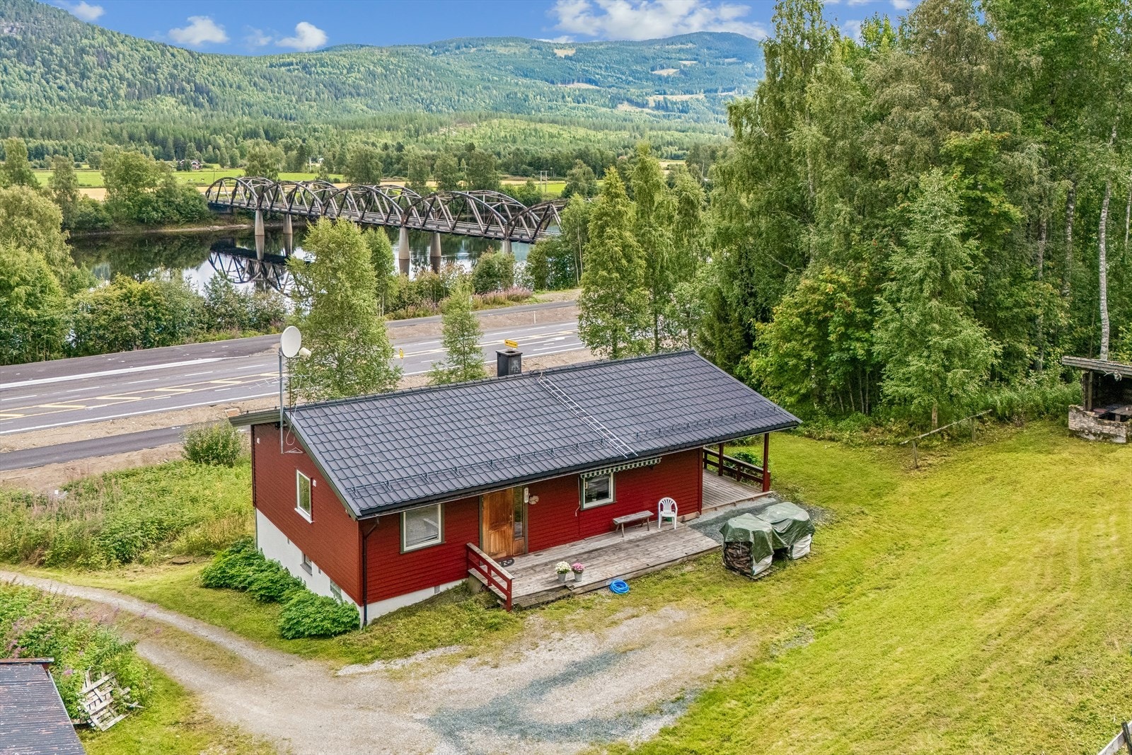 Eiendommen har en landlig og usjenert beliggenhet med nærhet til Glomma. Galleribilde
