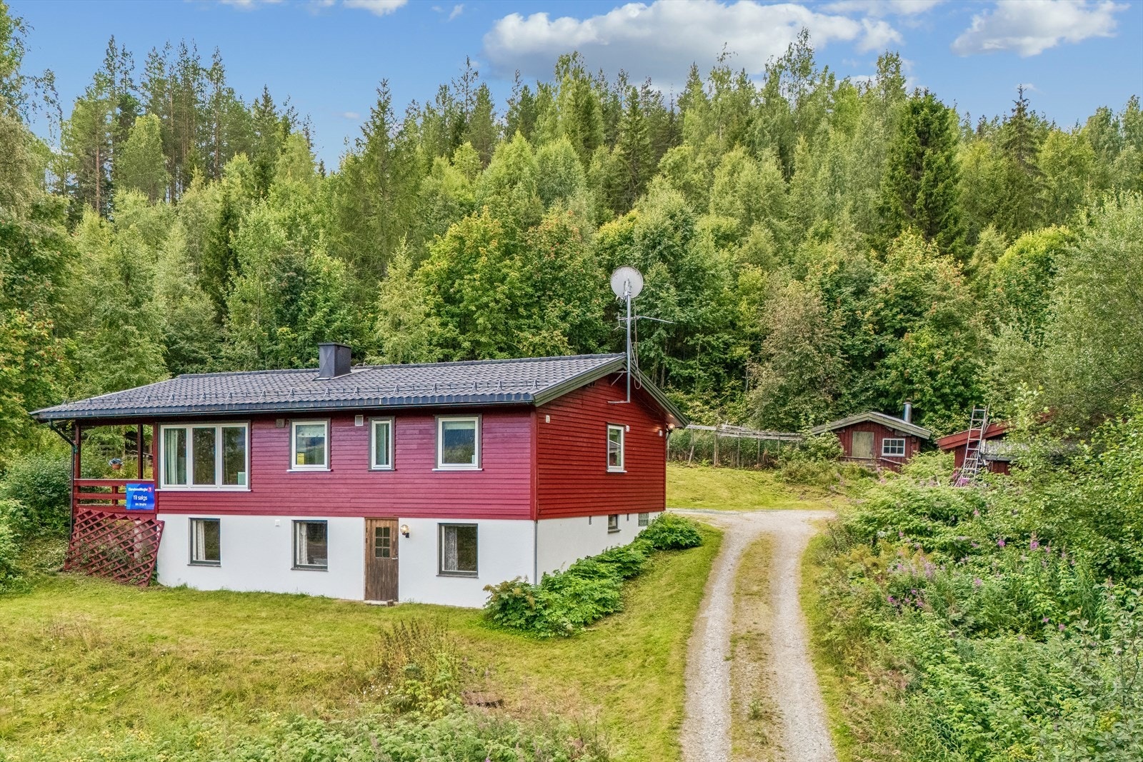 Boligen har privat vannforsyning fra brønn og privat avløpsanlegg. Galleribilde
