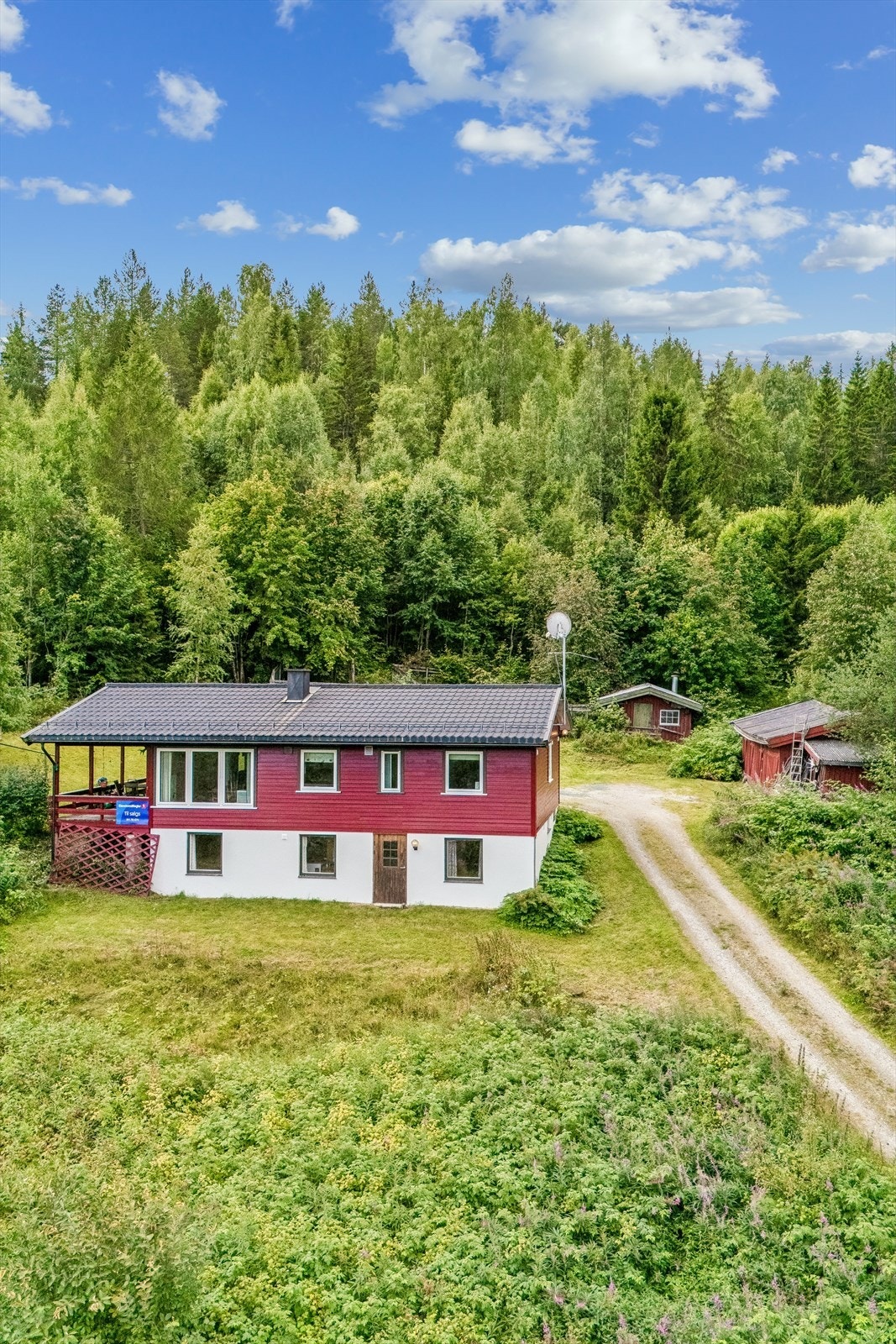 Eiendommen ligger i et skrånende terreng med skog og natur som nærmeste nabo. Galleribilde