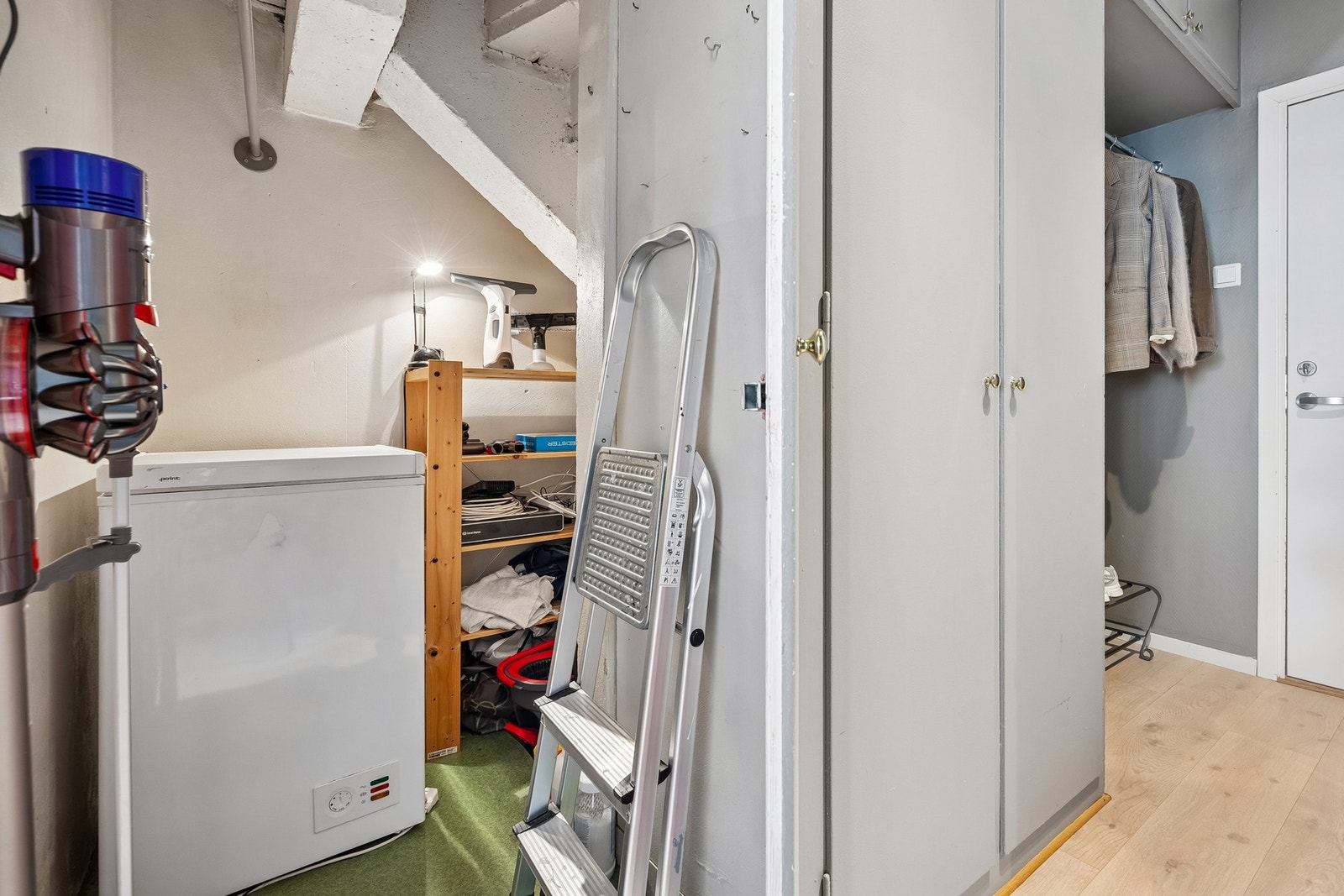 Praktisk innvendig kott på 1,5 kvm. som gir ekstra verdifull oppbevaringsplass Galleribilde