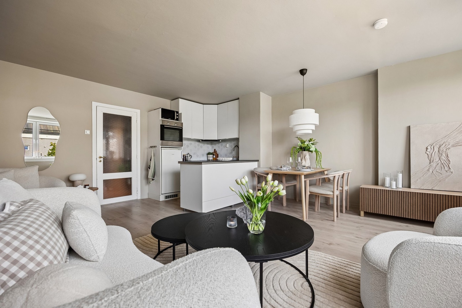 Her er det god plass til både sofa- og spisegruppe Galleribilde