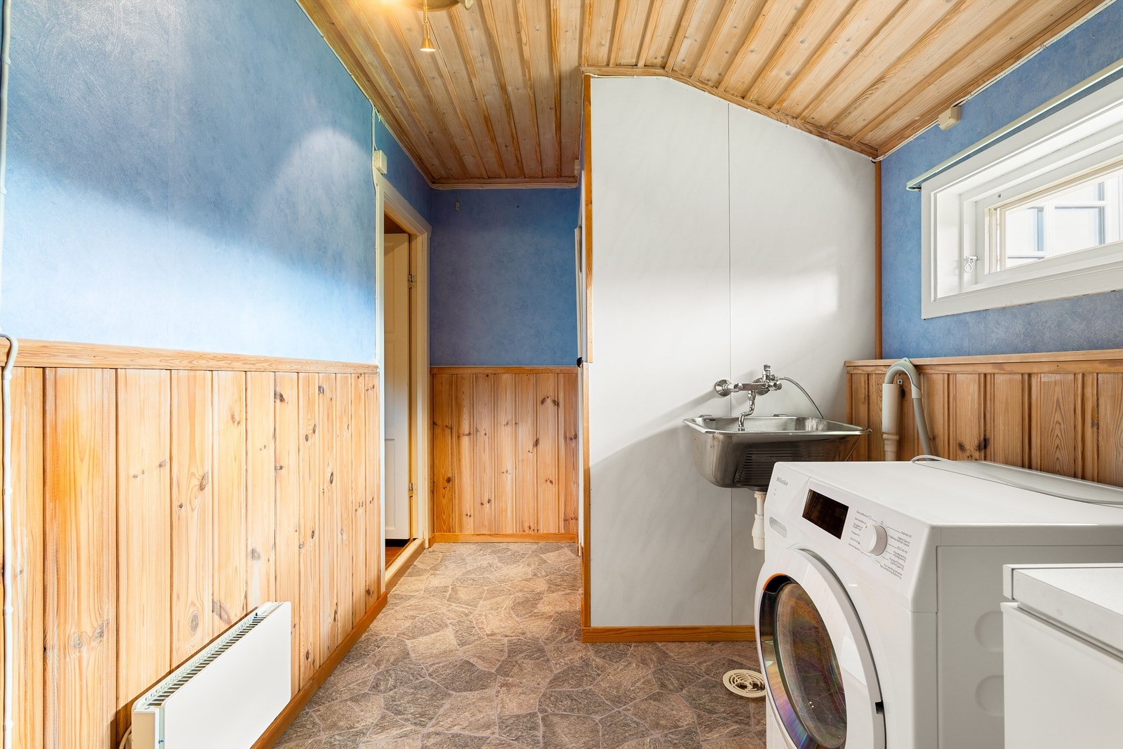 Vaskerommet er i helhet gitt TG 3, hvilket betyr at fornying/renovering må påregnes. Rommet er likevel funksjonelt og i daglig bruk Galleribilde