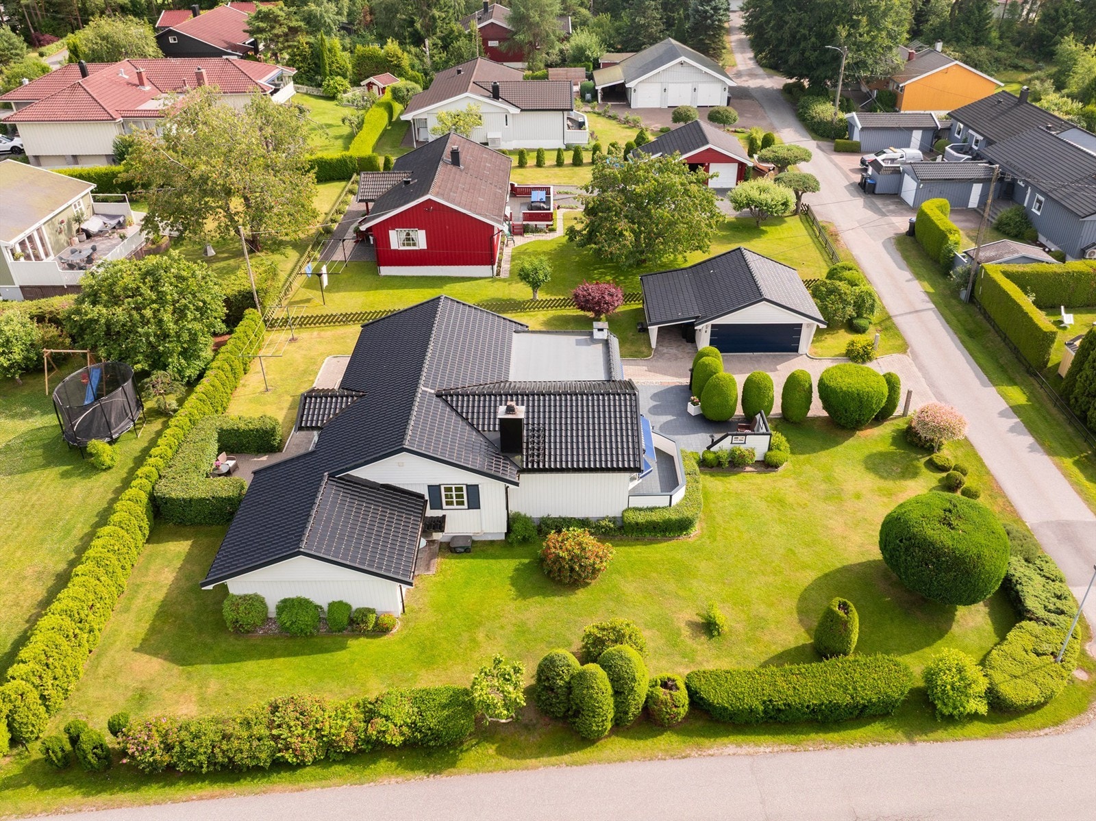 Boligen er av typen 52+ fra Block Watne og ble oppført i 1972. På 2000-tallet er blant annet taktekking og flere vinduer skiftet ut. Galleribilde