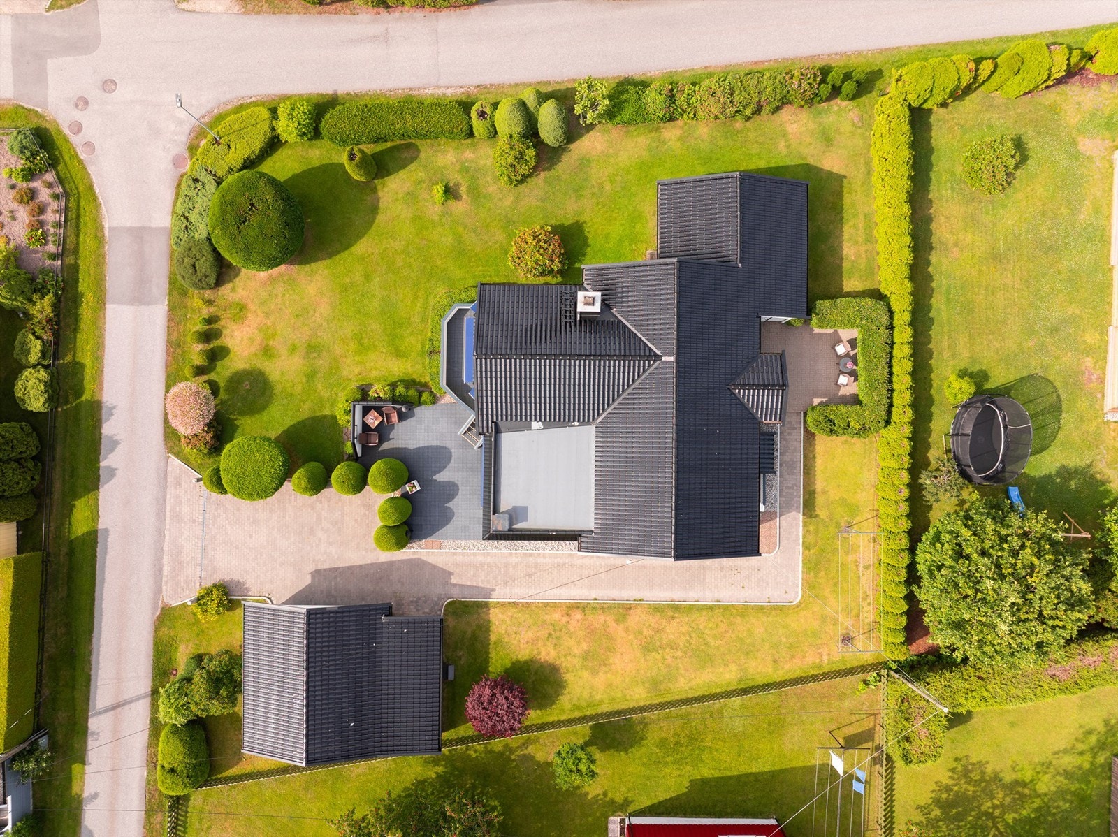 Tomten er angitt til 1.017 kvm. og festet av Fredrikstad kommune. Festeavgiften er kr. 6.766,- per år og reguleres iht. KPI, neste gang i 2030. Galleribilde