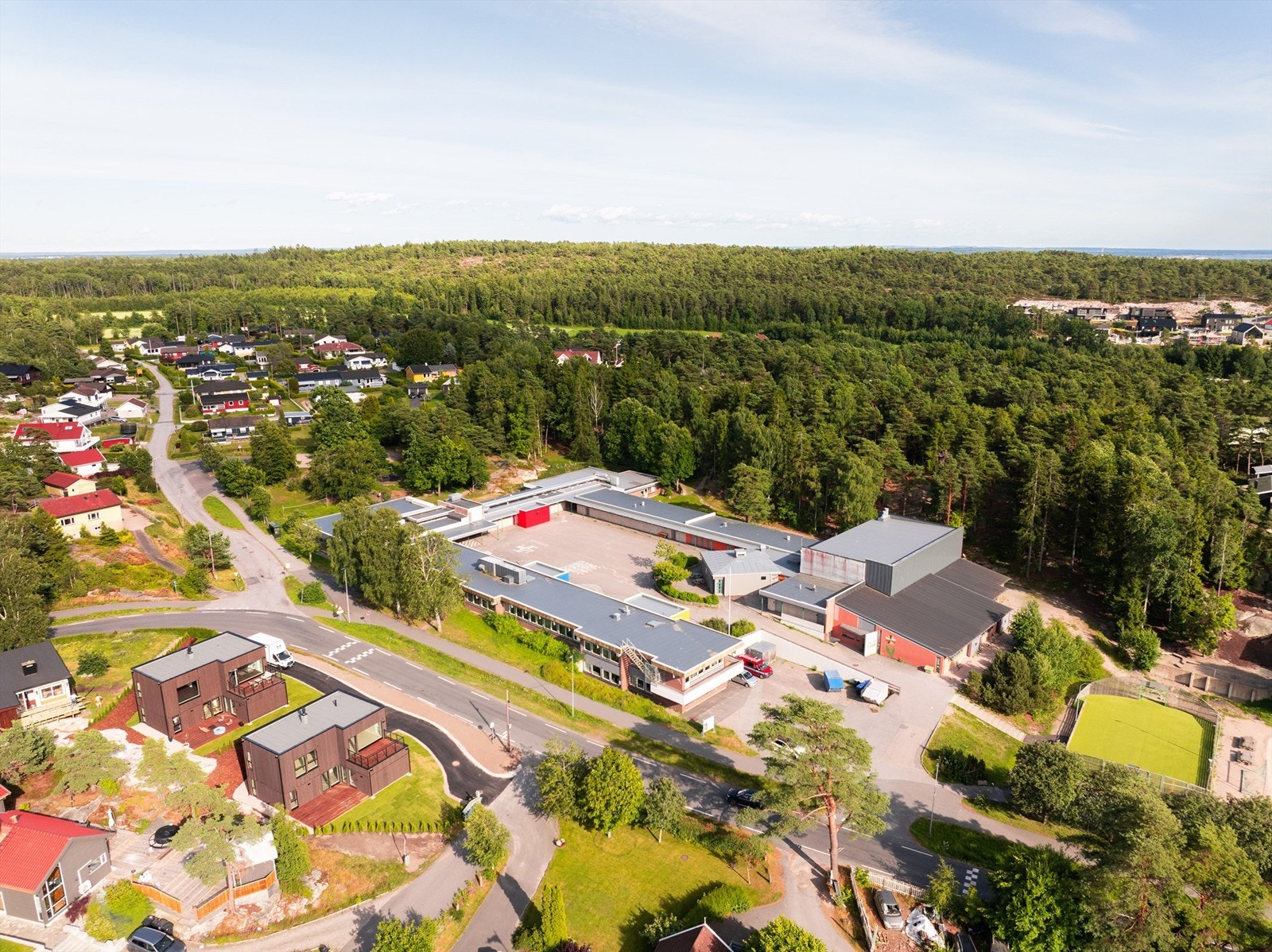 Slevik skole ligger kun 200 meter unna. Her finnes også nærmeste barnehage. Galleribilde