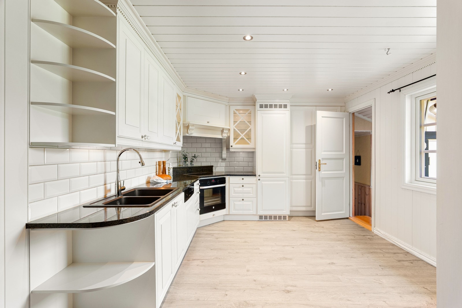 Kjøkkenet har tilknyttet bi-entrè og er stort nok til å romme et spisebord for hverdagens måltider. Galleribilde