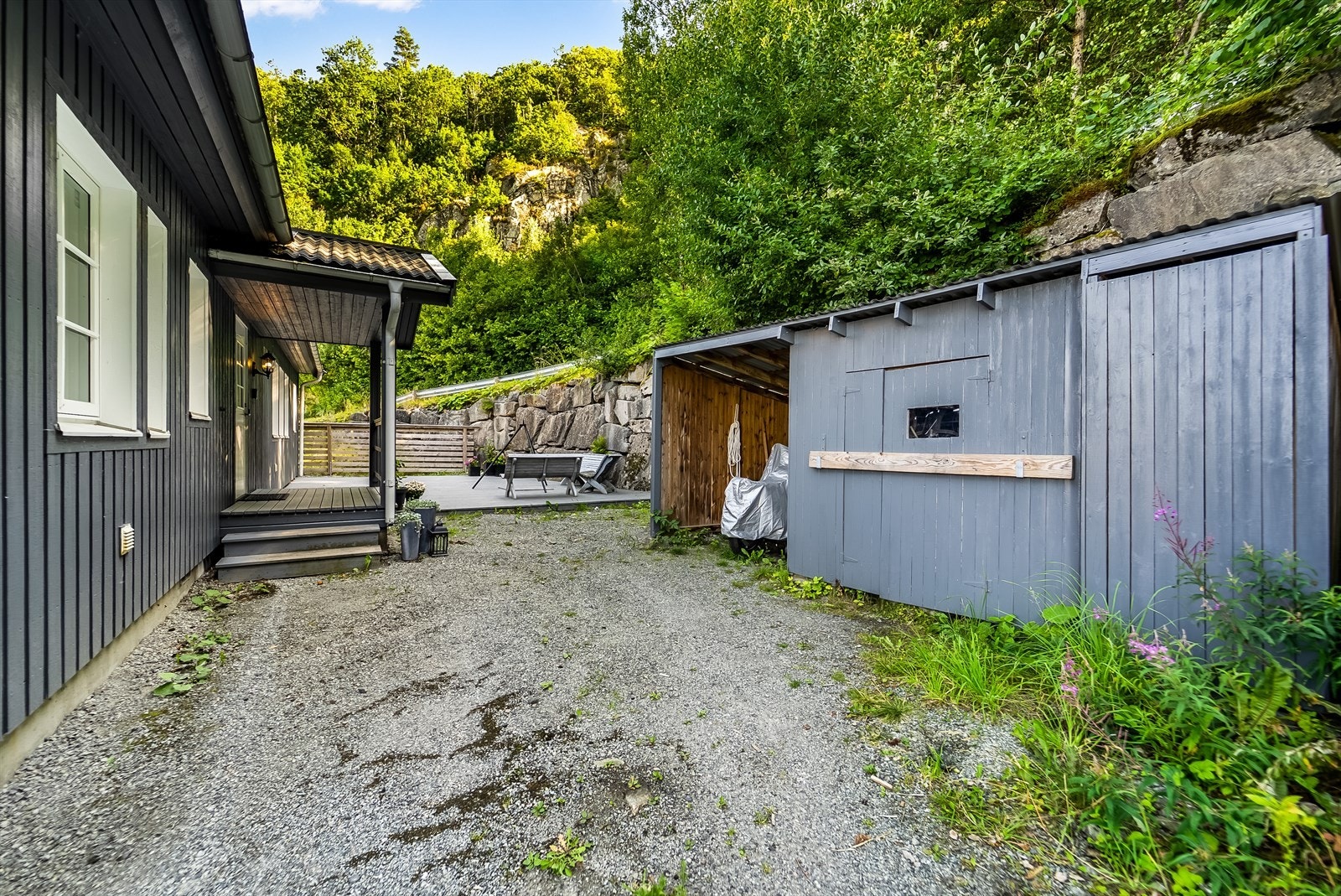 Skjermet uteområde med bod for ekstra lagringsmuligheter. Galleribilde
