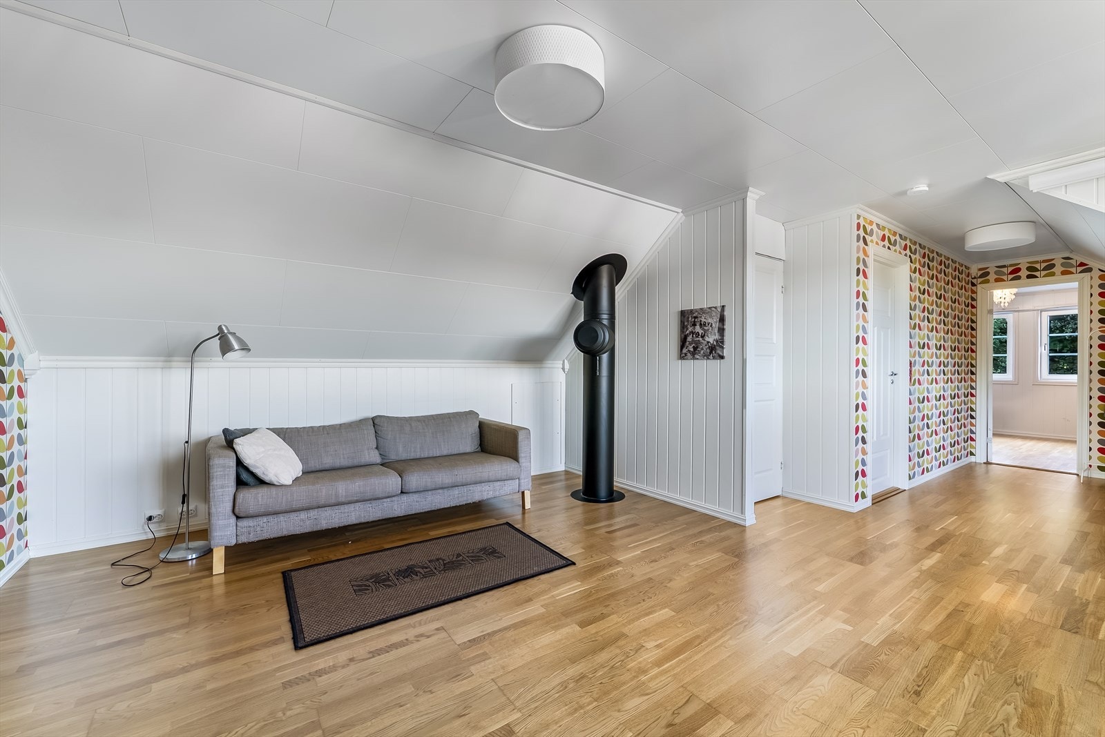 Praktisk loftstue for familien, med plass til både avslapning og aktivitet. Galleribilde