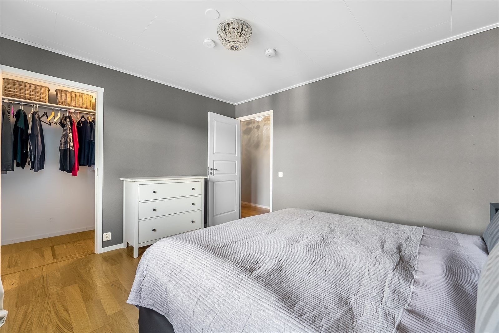 Lyst soverom med integrert garderoberom. Galleribilde