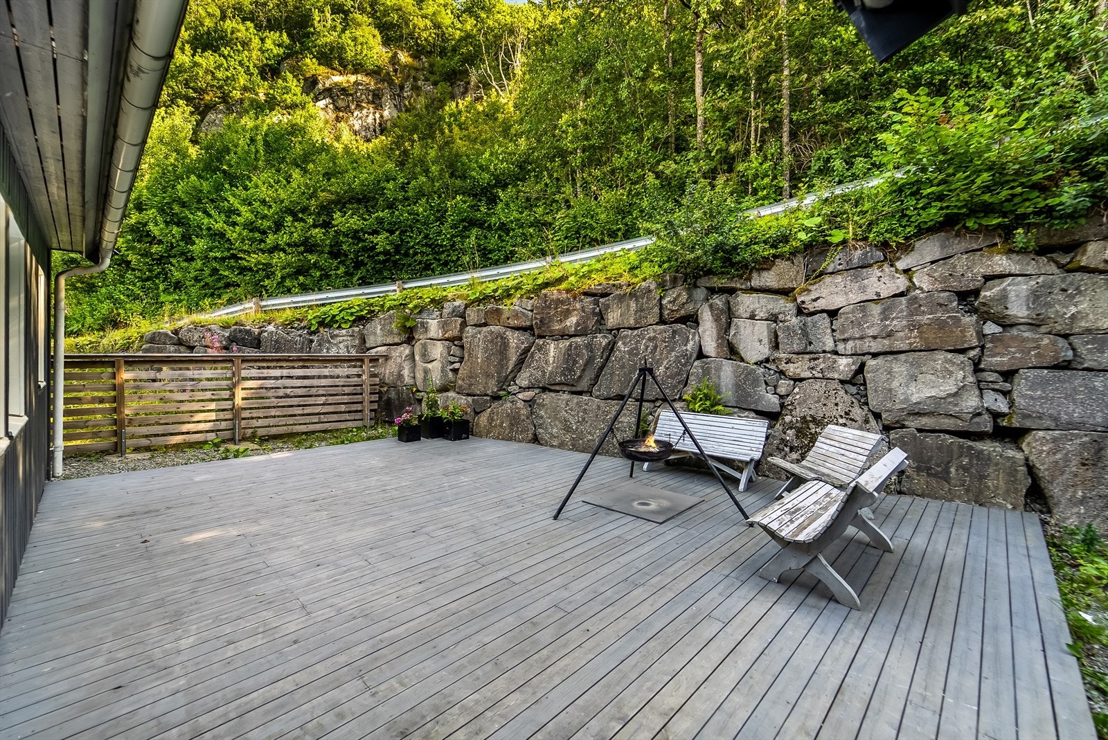 Stor og skjermet terrasse med god plass til utemøbler og hyggelige sammenkomster. Galleribilde