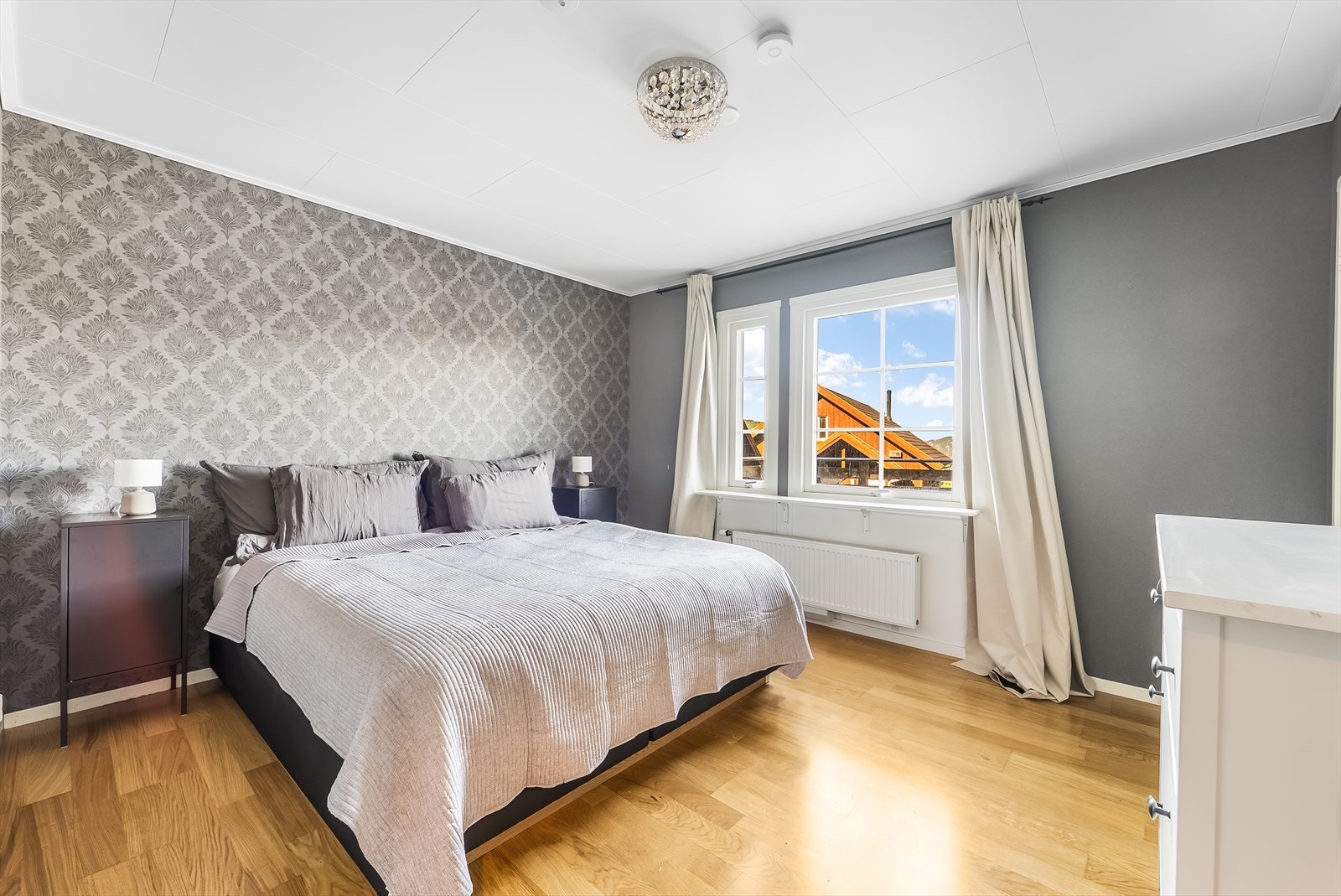 Soverom 2 av 2 i hovedetasje Galleribilde