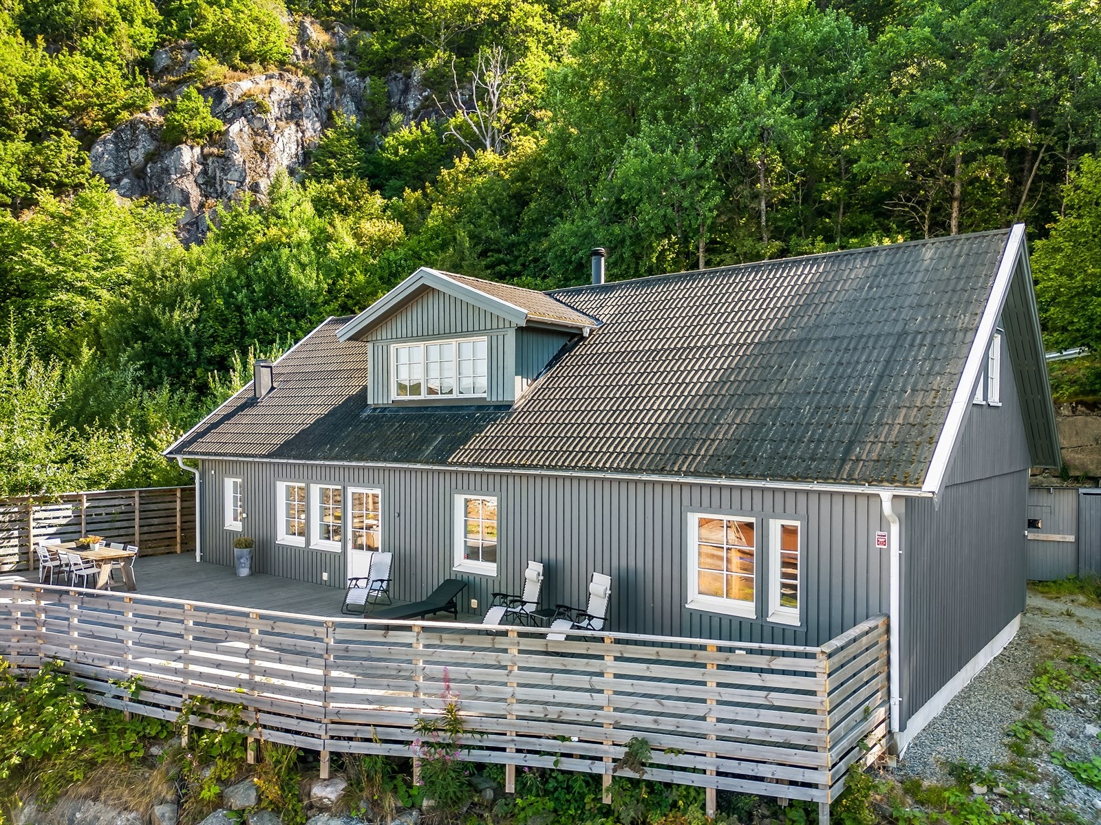 Flott enebolig med stor terrasse i naturskjønne omgivelser. Galleribilde