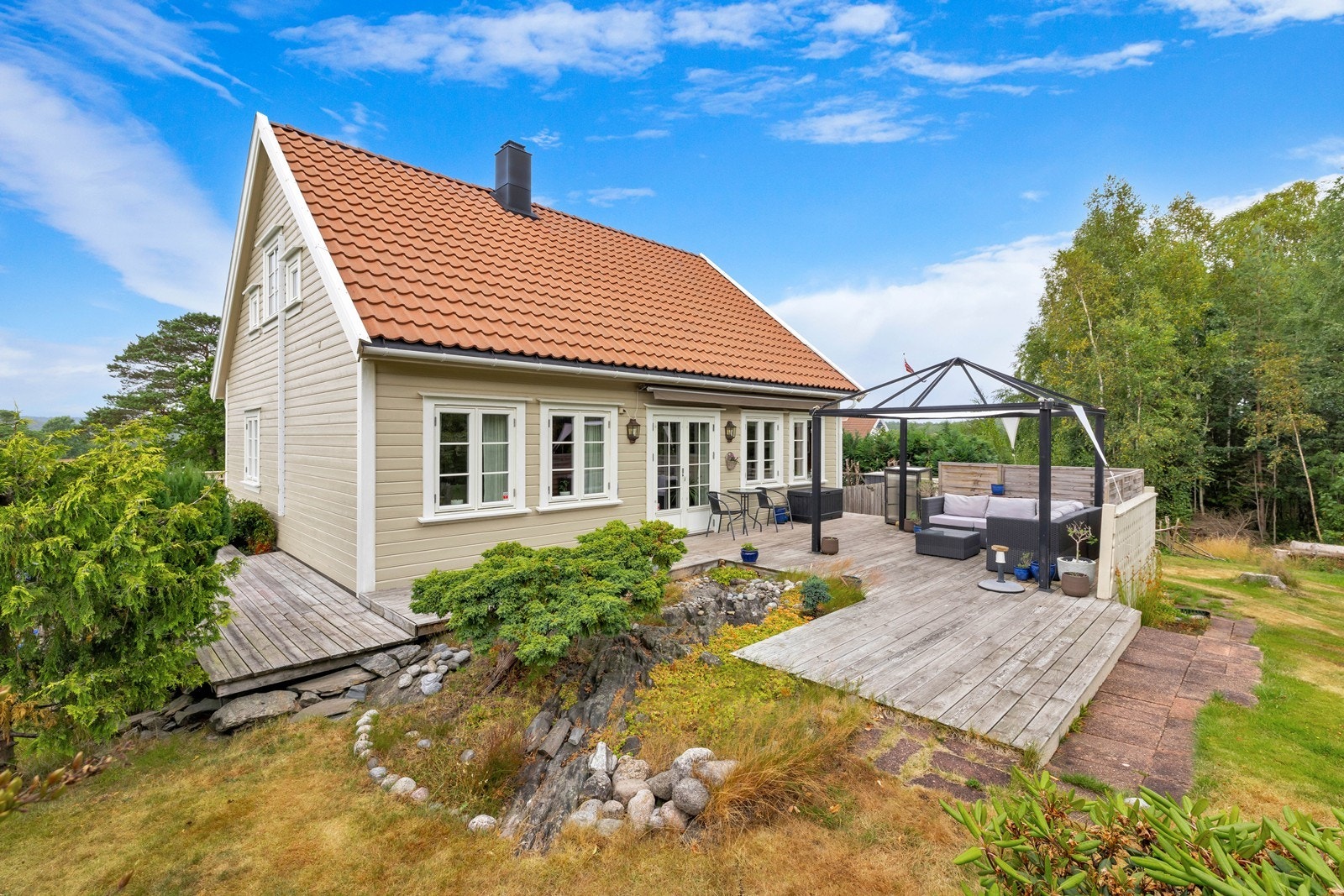 Skjermet markterrasse med utgang fra stuen. Galleribilde